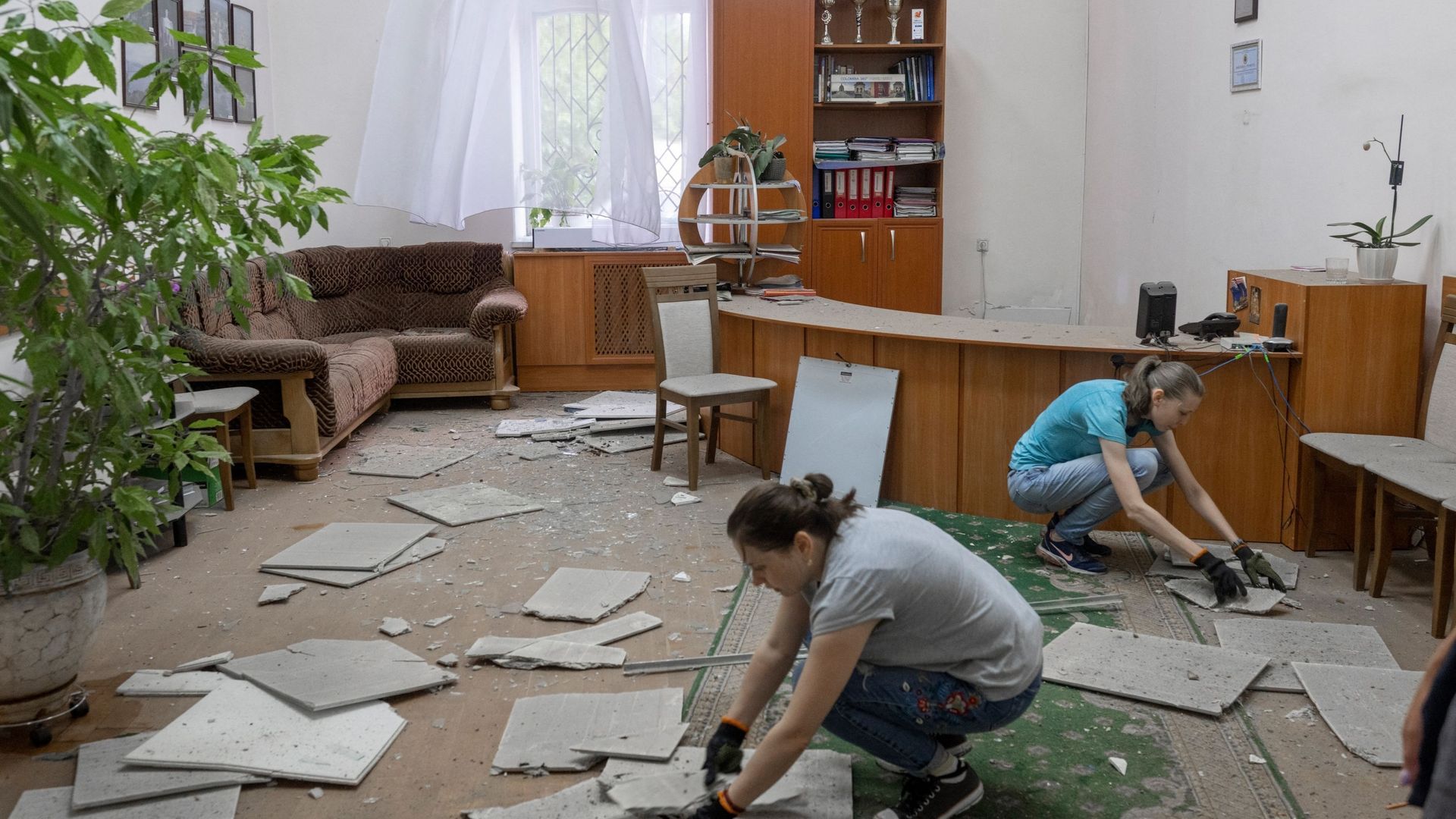 Des femmes nettoyent un bureau à l'Université nationale Petro Mohyla  de la Mer Noire, à Mykolaïvn, ce 17 août 2022  