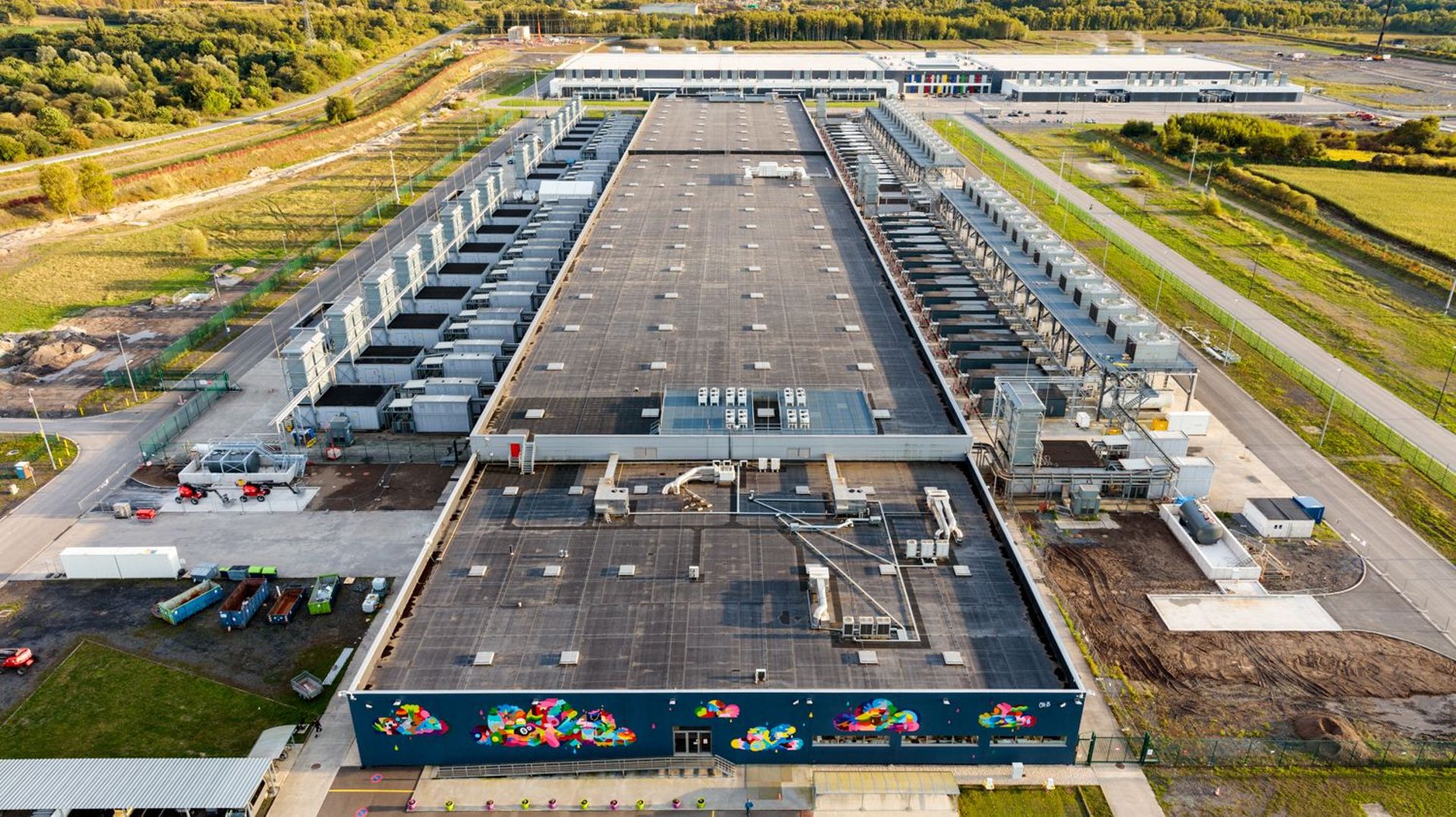 Google a fait ses premiers investissements en Belgique en 2007. Il a installé son premier data center, en dehors des frontières américaines, en Belgique, à Saint-Ghislain.