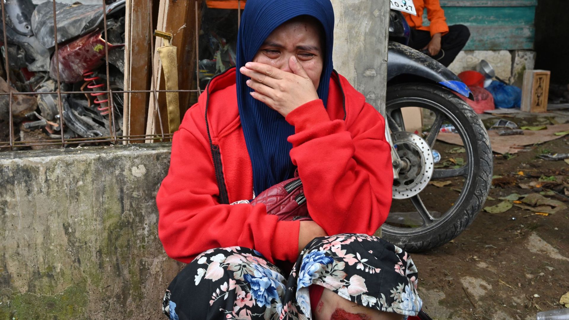 Imas Masfahitah réagit alors que des secouristes s’efforcent de retrouver son enfant disparu, que l’on croit prisonnier des décombres d’une maison effondrée à Cugenang, à Cianjur, dans l’ouest de Java, le 24 novembre 2022, à la suite du séisme de magnitud
