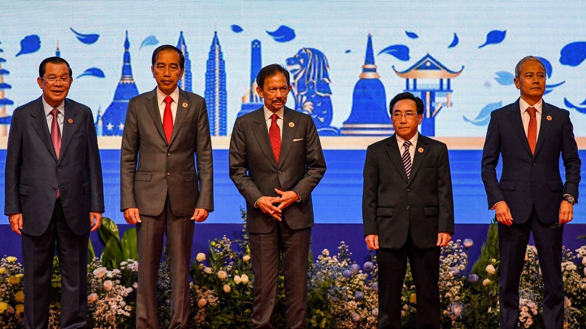 De gauche à droite : le premier ministre cambodgien Hun Sen, le président indonésien Joko Widodo, le sultan de Brunei Hassanal Bolkiah, le premier ministre laotien Phankham Viphavanh et le président de la Chambre basse de Malaisie Azhar Azizan Harun lors 