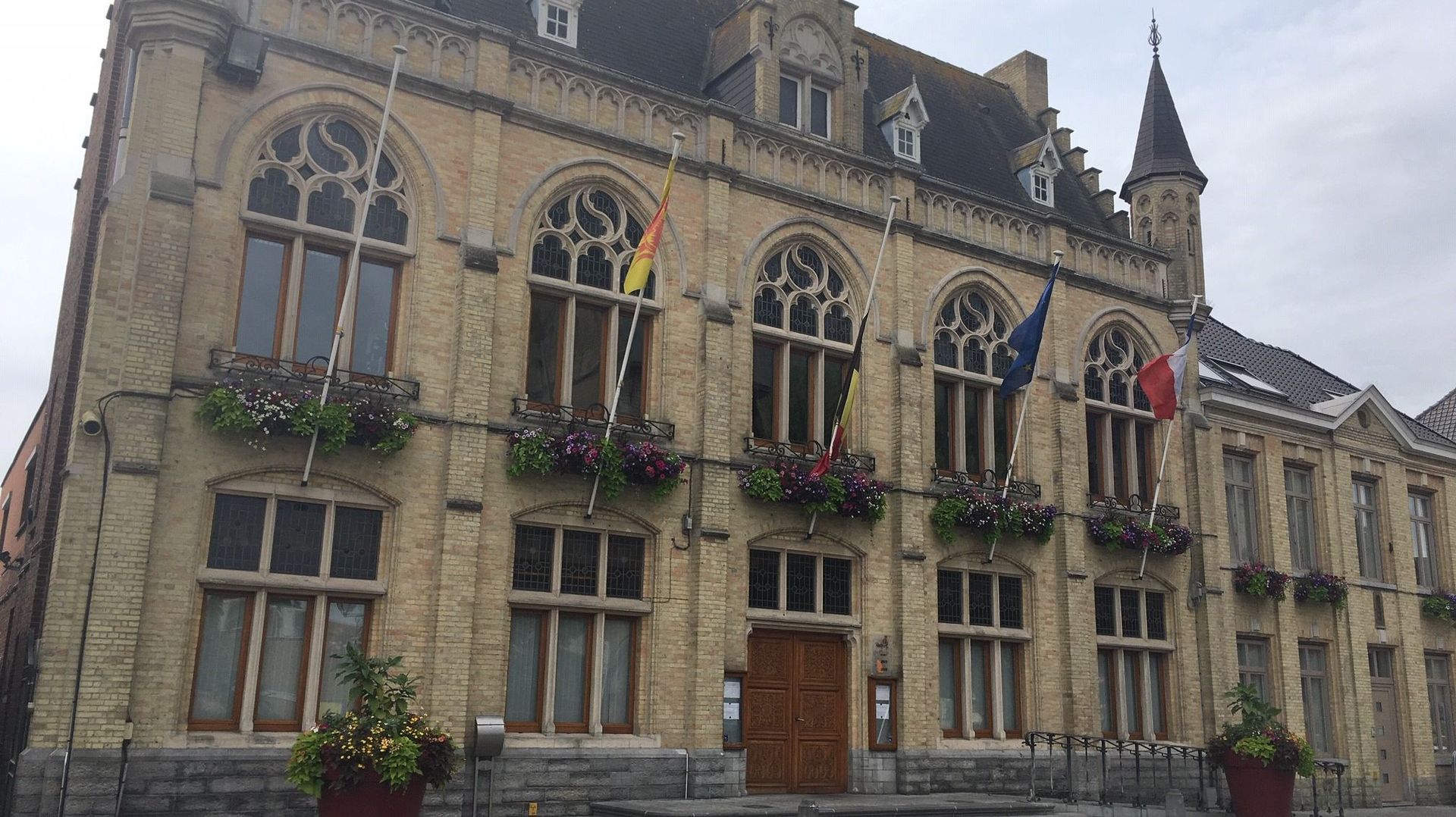 À l'hôtel de ville de Comines, le drapeau belge a été mis en berne ce jeudi matin dès l'annonce du décès de l'ancien bourgmestre