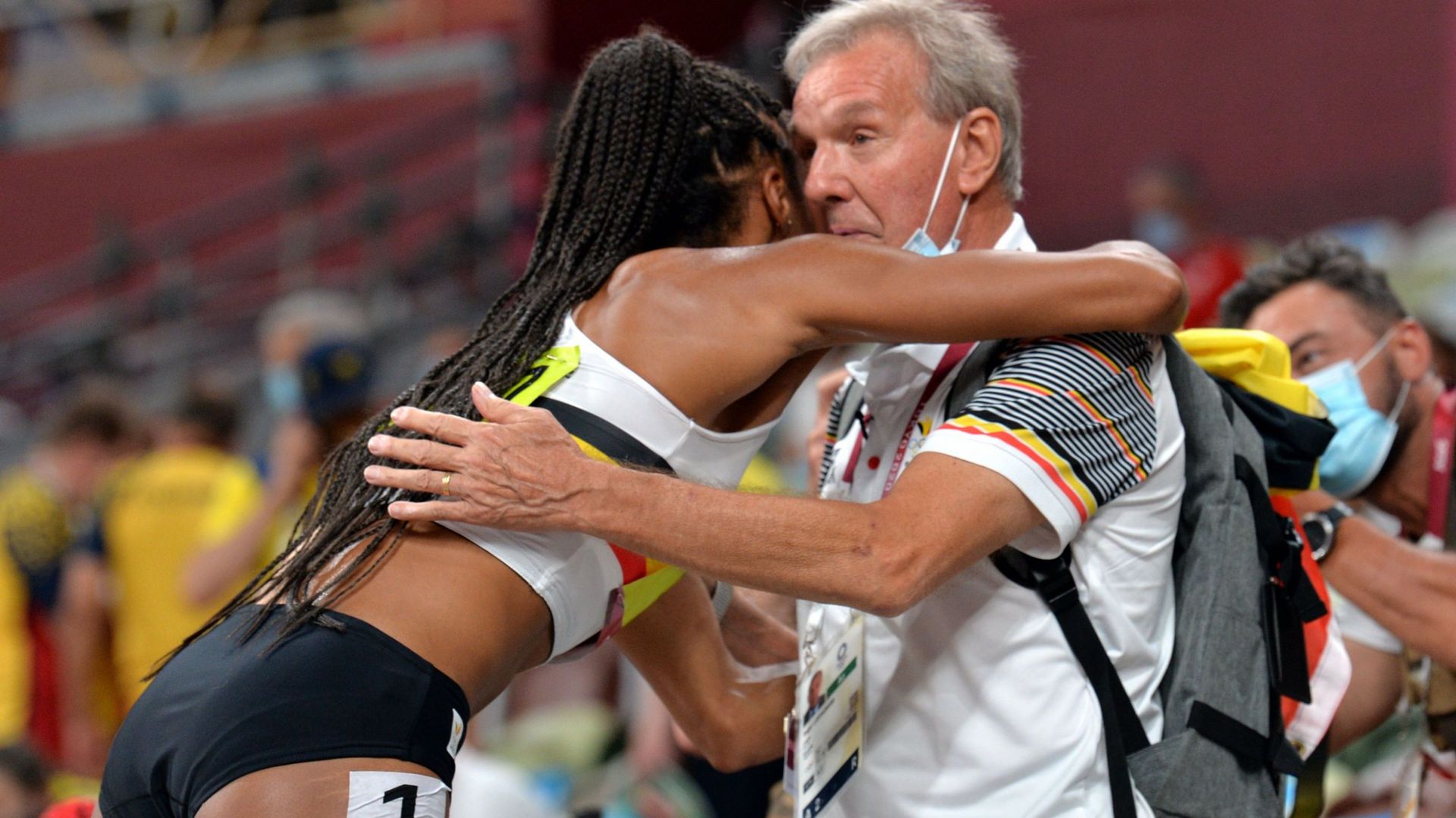 Nafi Thiam a pu célébrer son titre dans les bras de Roger Lespagnard son entraîneur