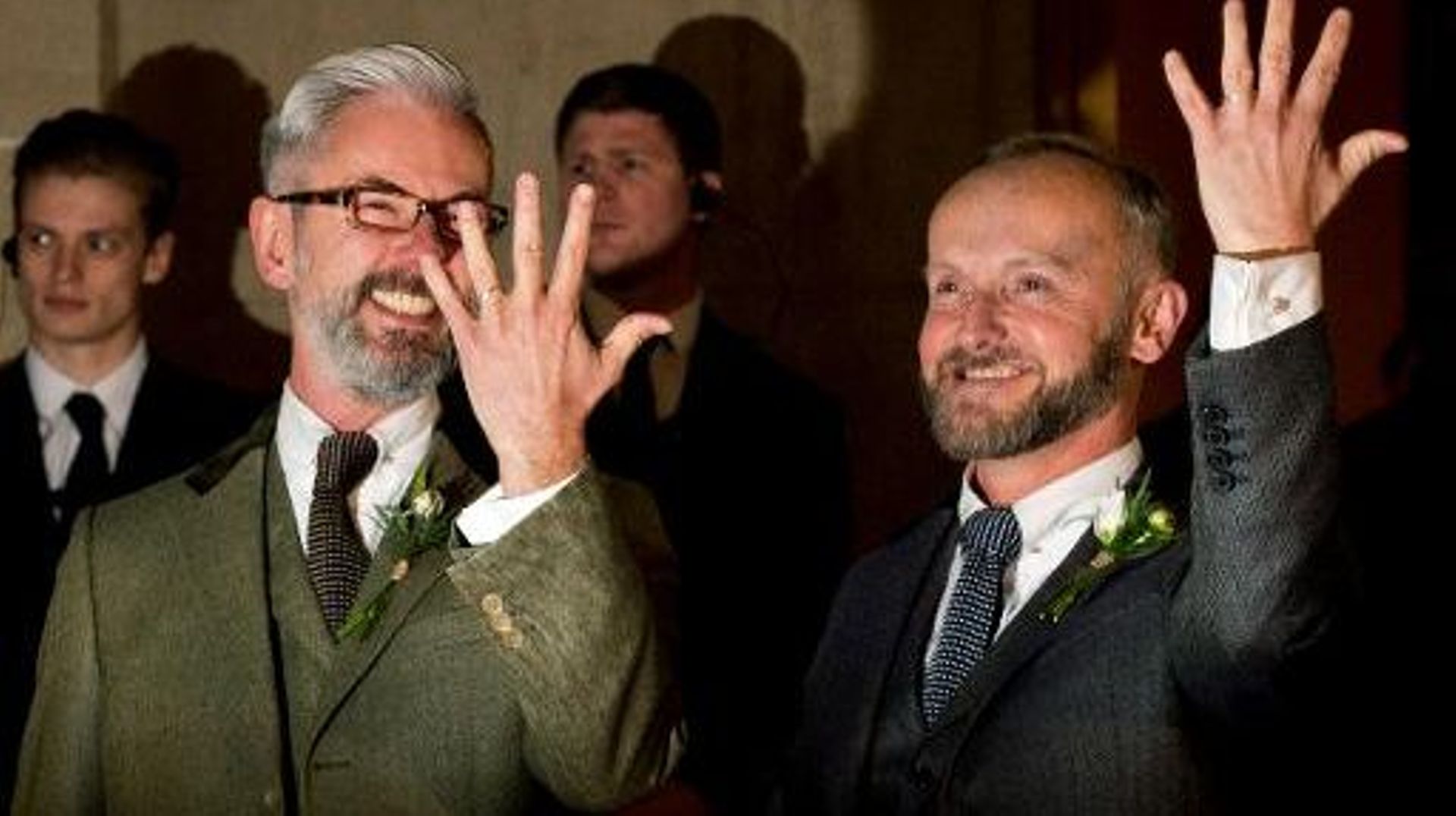 Andrew Wale et Neil Allard montrent leurs alliances à l'issue de leur mariage célébré le 29 mars 2014 à Brighton