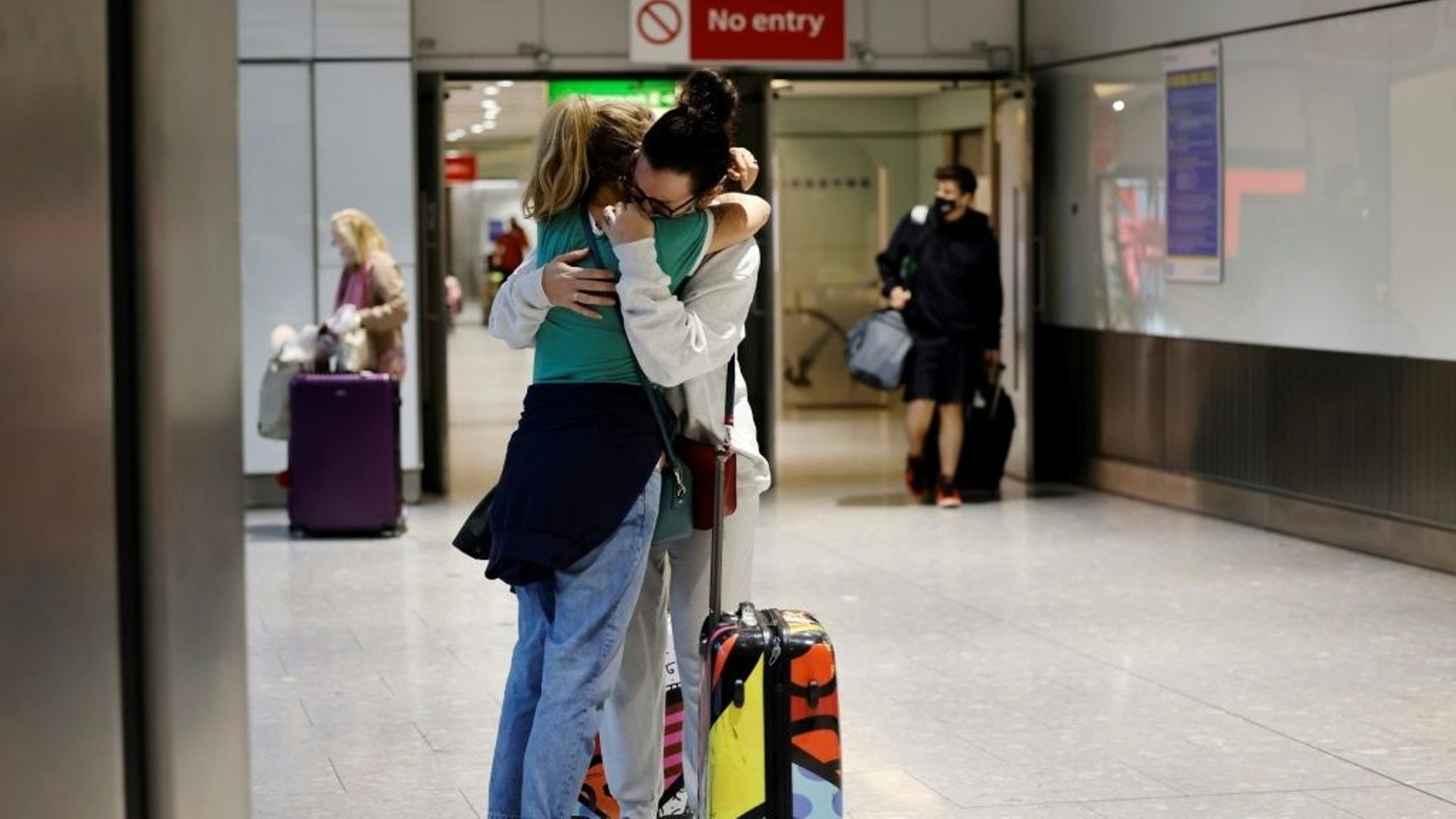 Des proches s’étreignent à l’arrivée d’un vol en provenance des Etats-Unis à l’aéroport de Heathrow le 2 août 2021 après la levée des restrictions