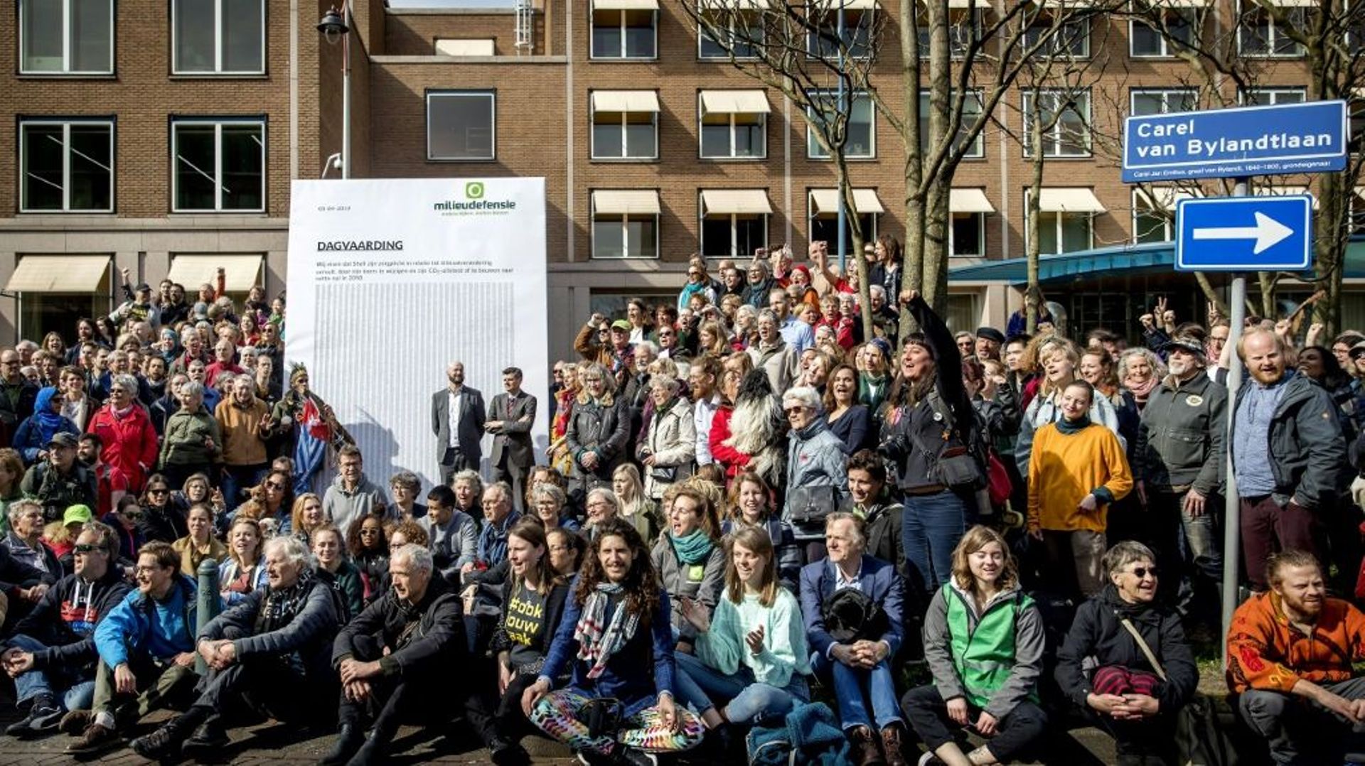 Des dizaines de militants écologistes devant le siège de Shell à La Haye le 5 avril 2019