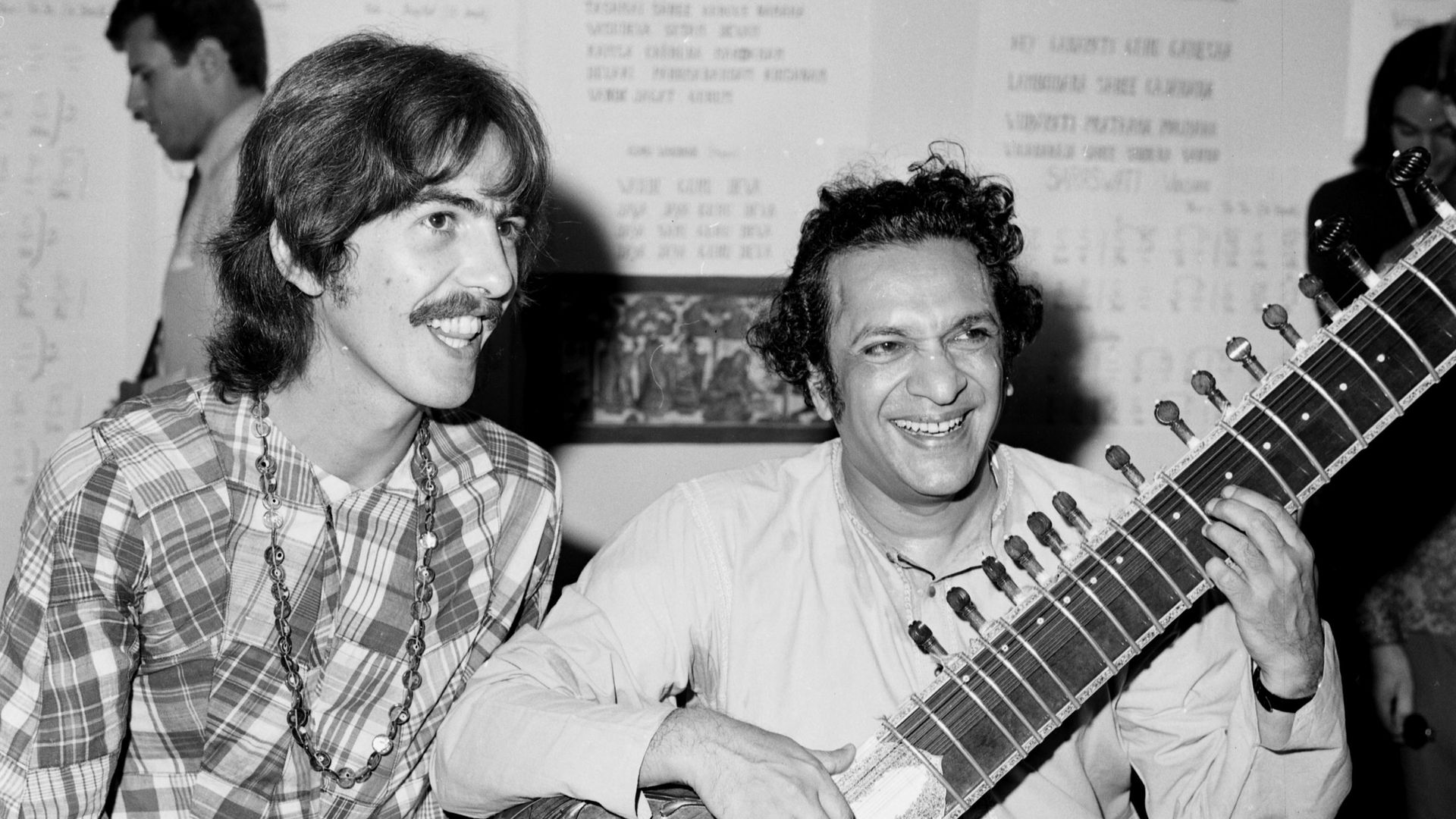 Une vidéo rare de George Harrison apprenant le sitar avec Ravi Shankar