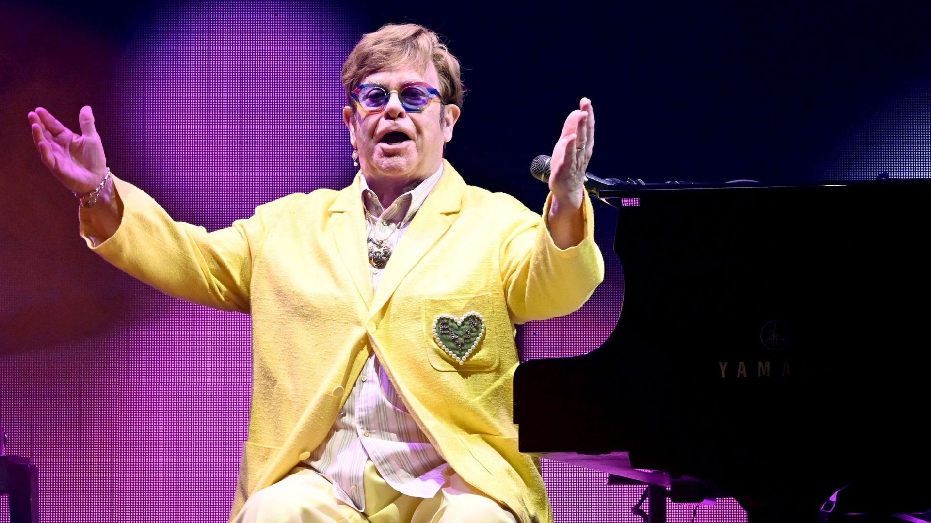 Quand Elton John transforme ses rotules en bijoux en or