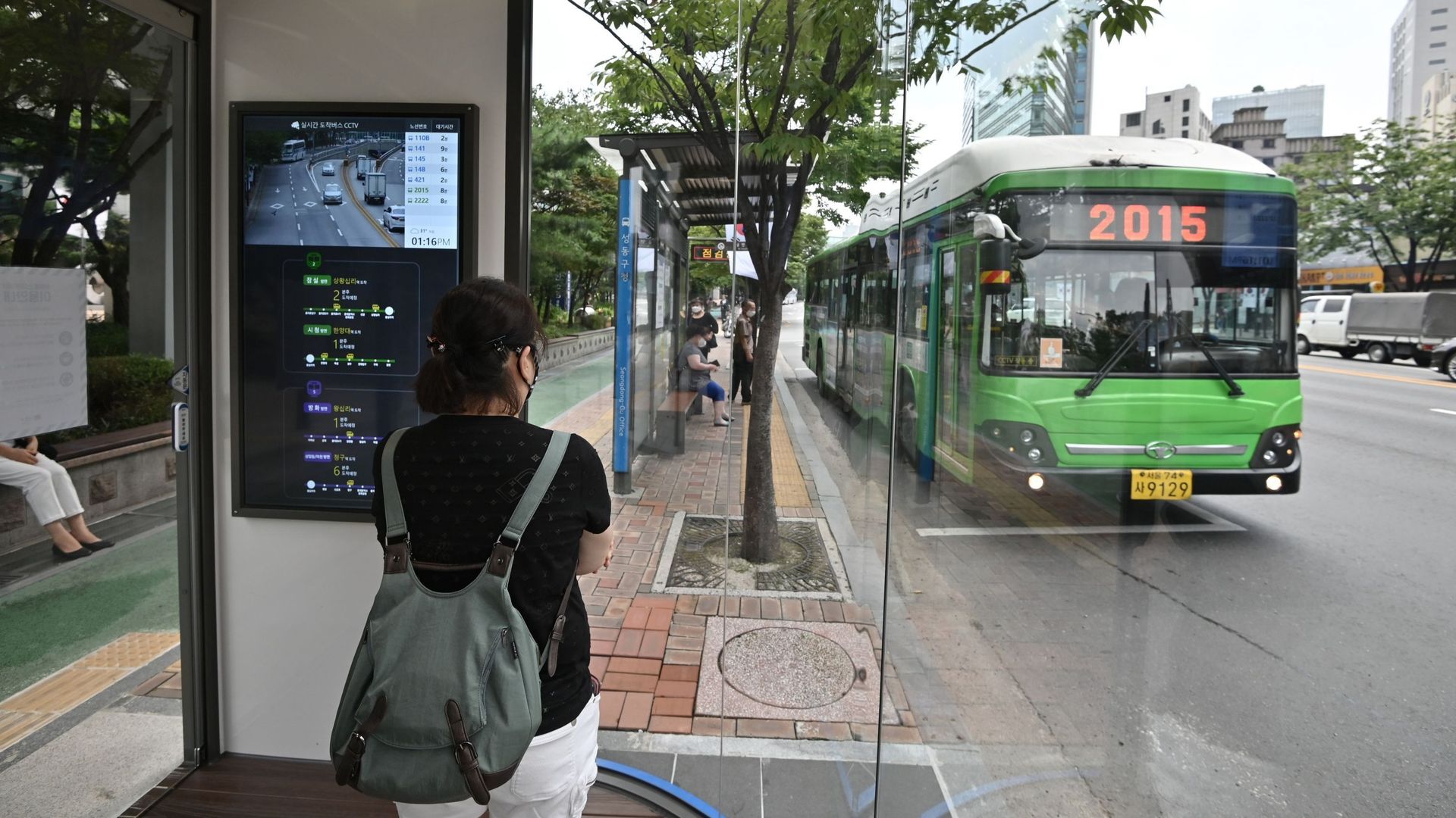 Des arrêts de bus innovants ont été installés dans un quartier du nord-est de Séoul pour protéger les passagers de la pluie, de la chaleur estivale mais également du coronavirus.