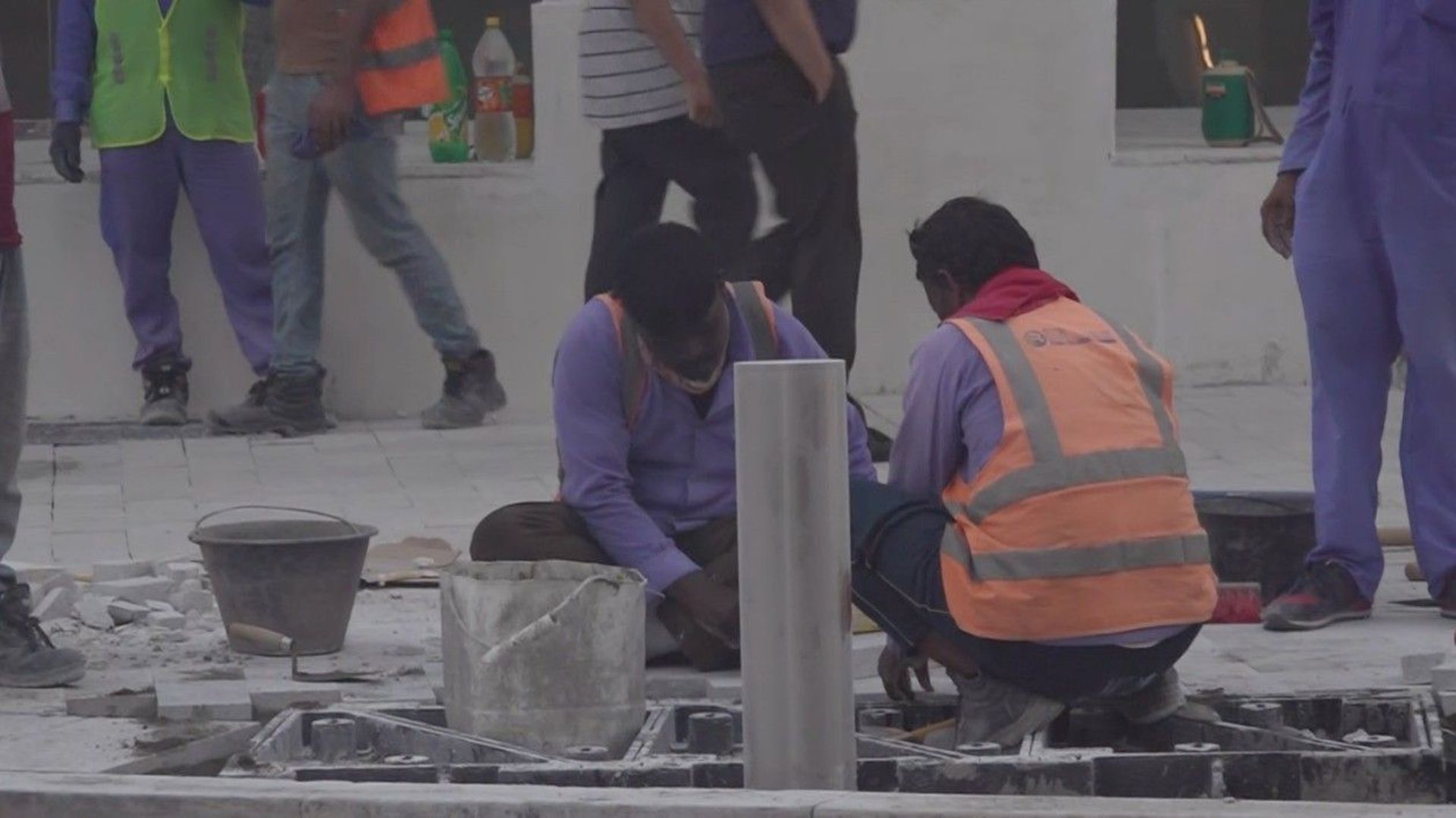 Des travailleurs étrangers du secteur de la construction dans les rues de Doha, Qatar / septembre 2022.