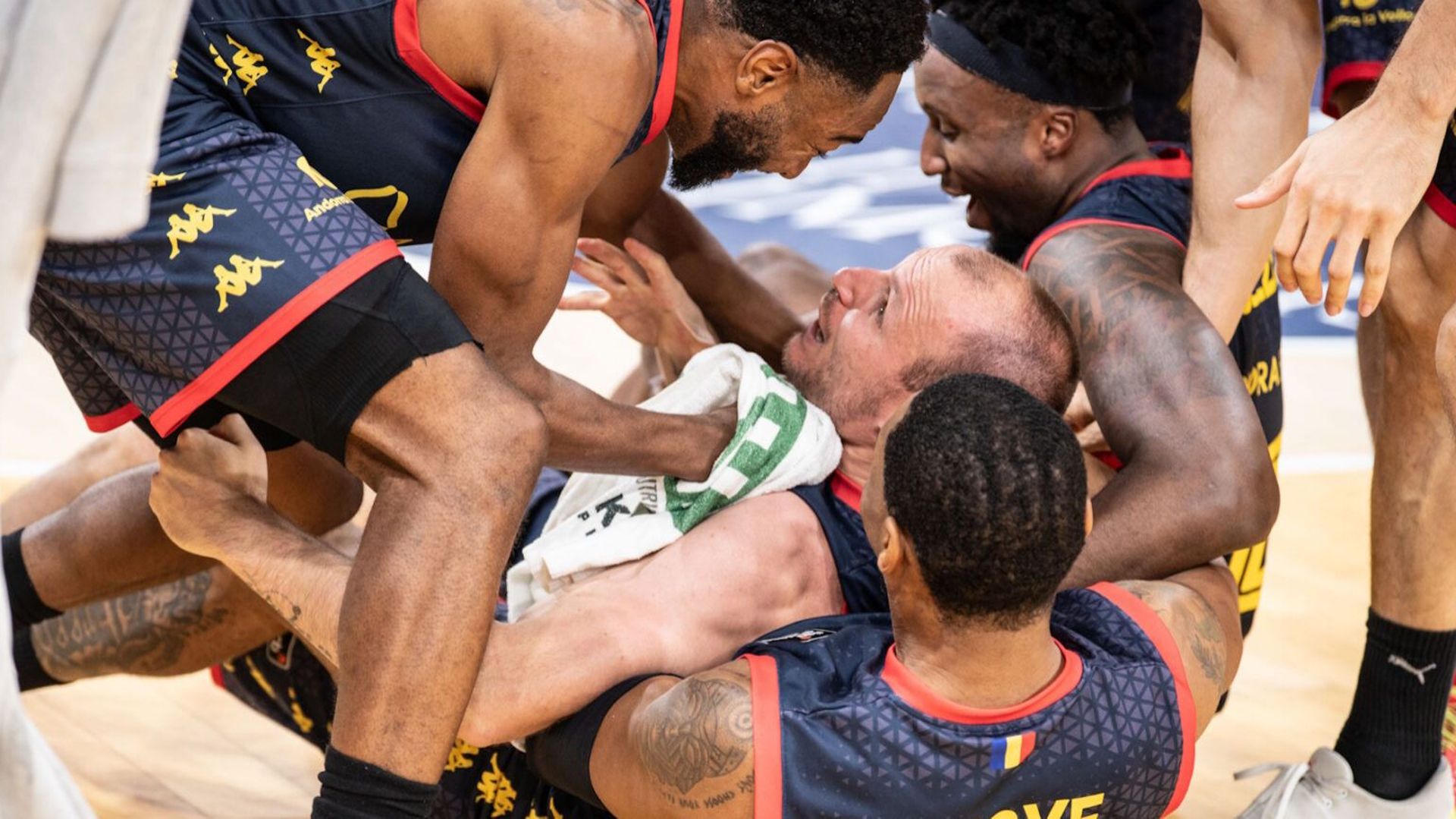 "Esto irreal", un basketteur espagnol arrache la prolongation d’un tir des 30 mètres !