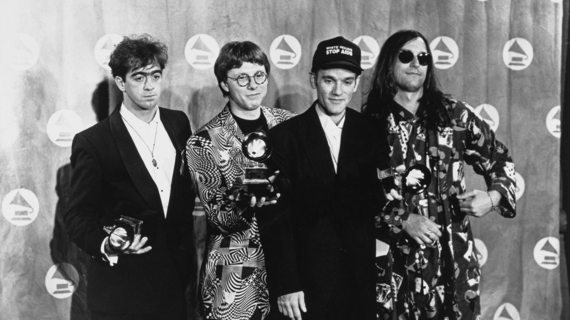 R.E.M. durant la cérémonie des 34e Grammy Awards au Radio City Music Hall de New York le 25 février 1992. Le groupe remporte des récompenses dans les catégories 'Best Pop Performance by a Duo or Group with Vocals' et 'Best Music Video (Short Form)' pour l
