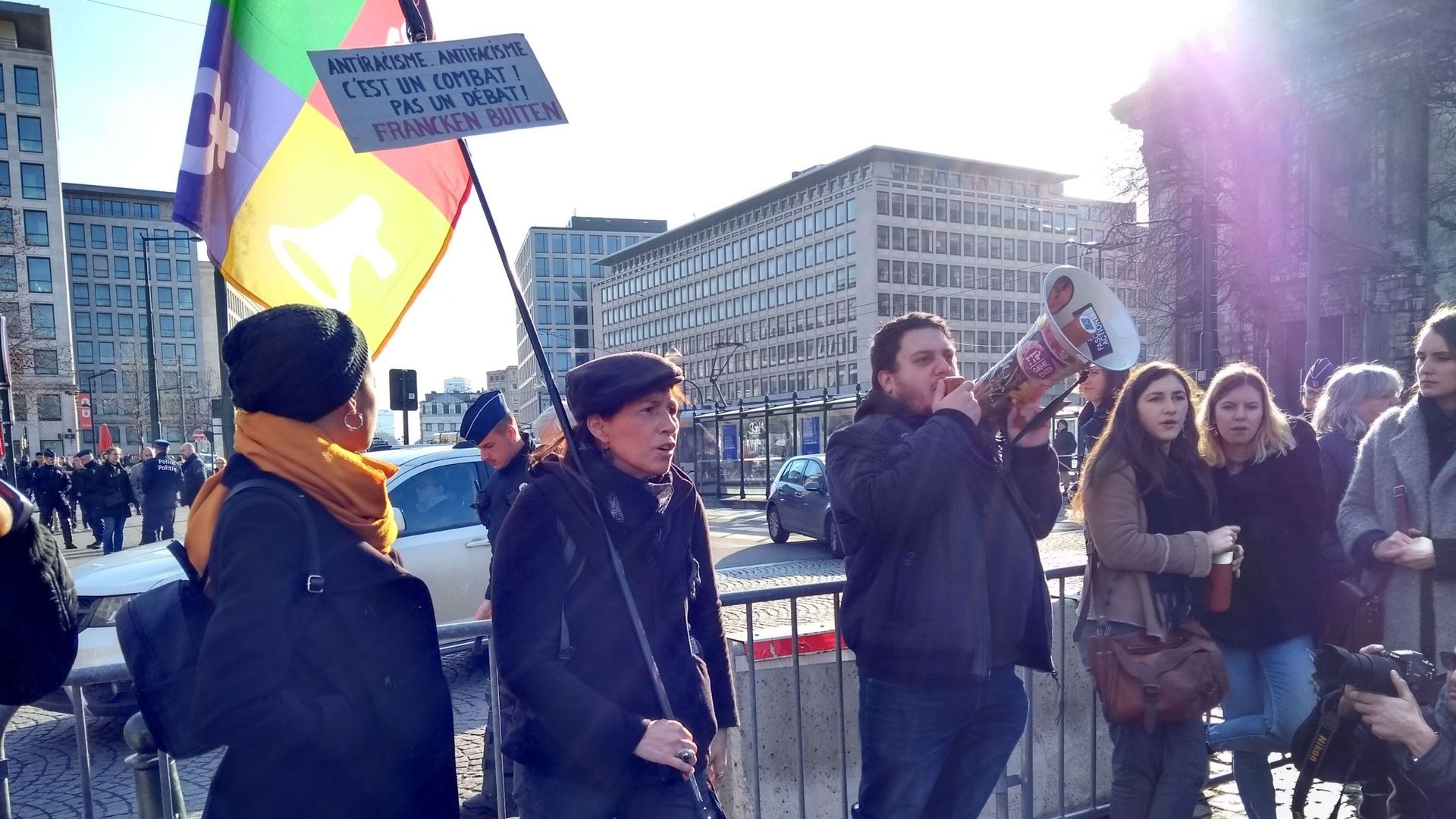 Visites domiciliaires: une centaine de manifestants devant le palais de Justice de Bruxelles 