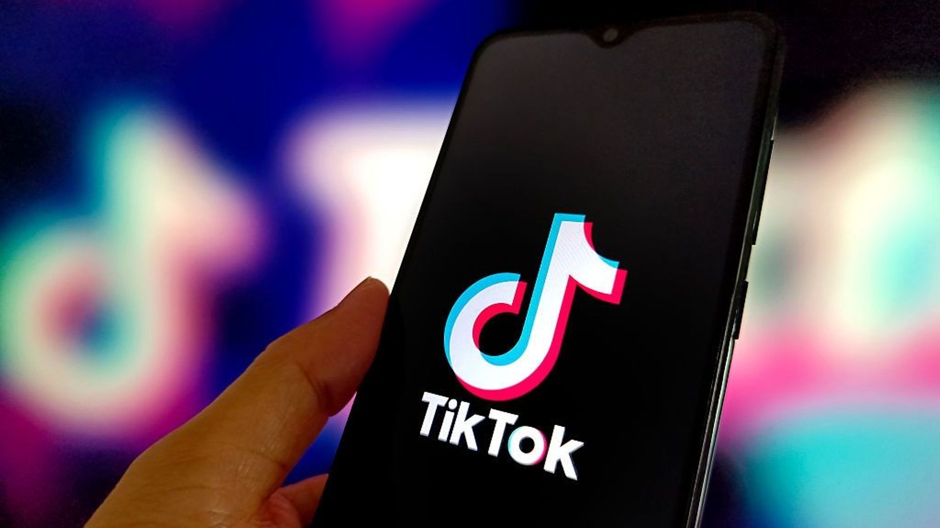 TikTok : Amnesty International dénonce l'effet "spirale" de l'algorithme du réseau social et saisit le gendarme du numérique français