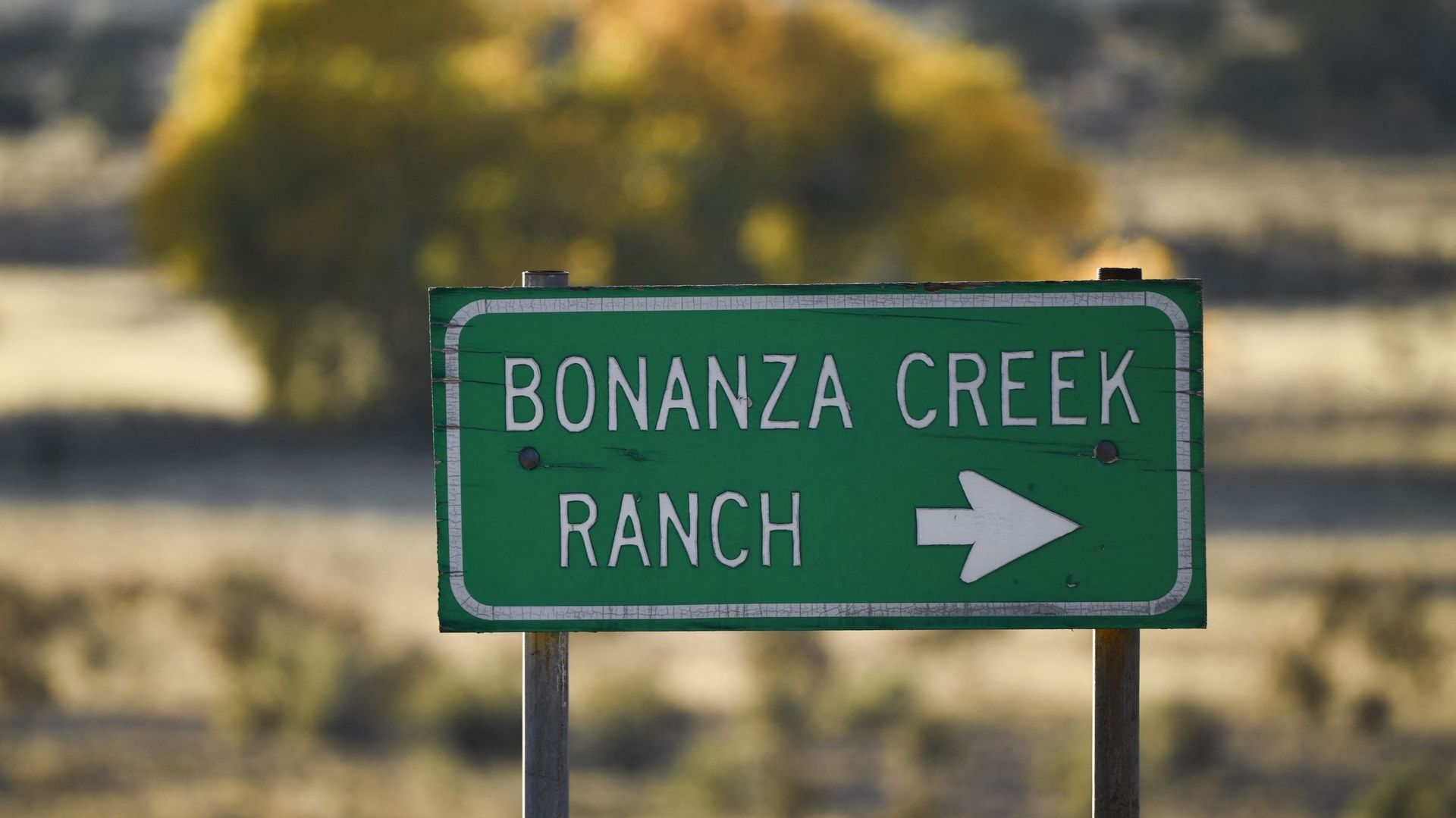 Un panneau indiquant la direction du Bonanza Creek Ranch où se déroulait le tournage du film Rust.