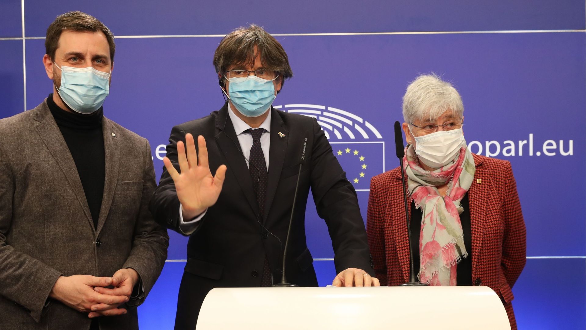 De gauche à droite : Antoni Comin, Carles Puigdemont et Clara Ponsati dans la salle de presse du Parlement européen après le vote qui a mené au retrait de leur immunité parlementaire, le 9 mars 2021.