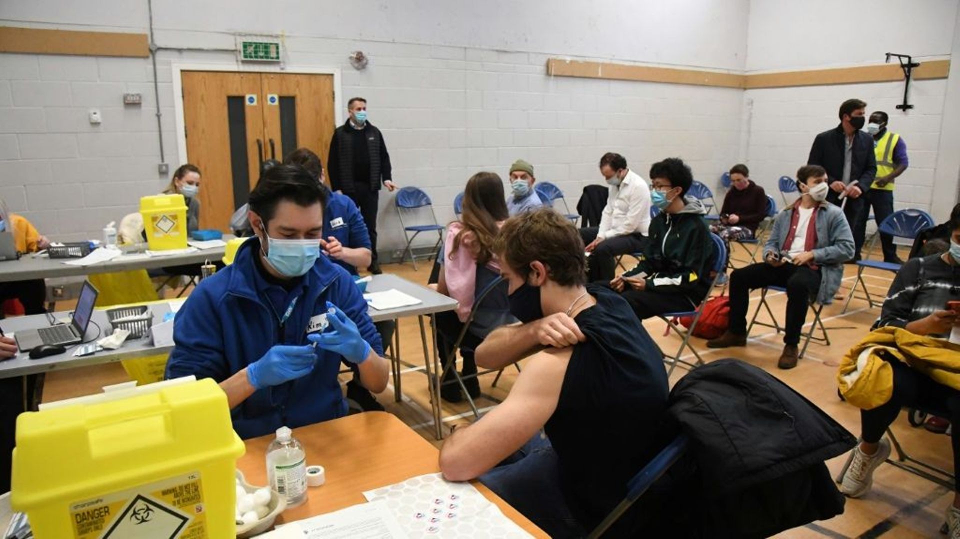 Des personnes se font vacciner contre le Covid-19, le 13 décembre 2021 à Londres