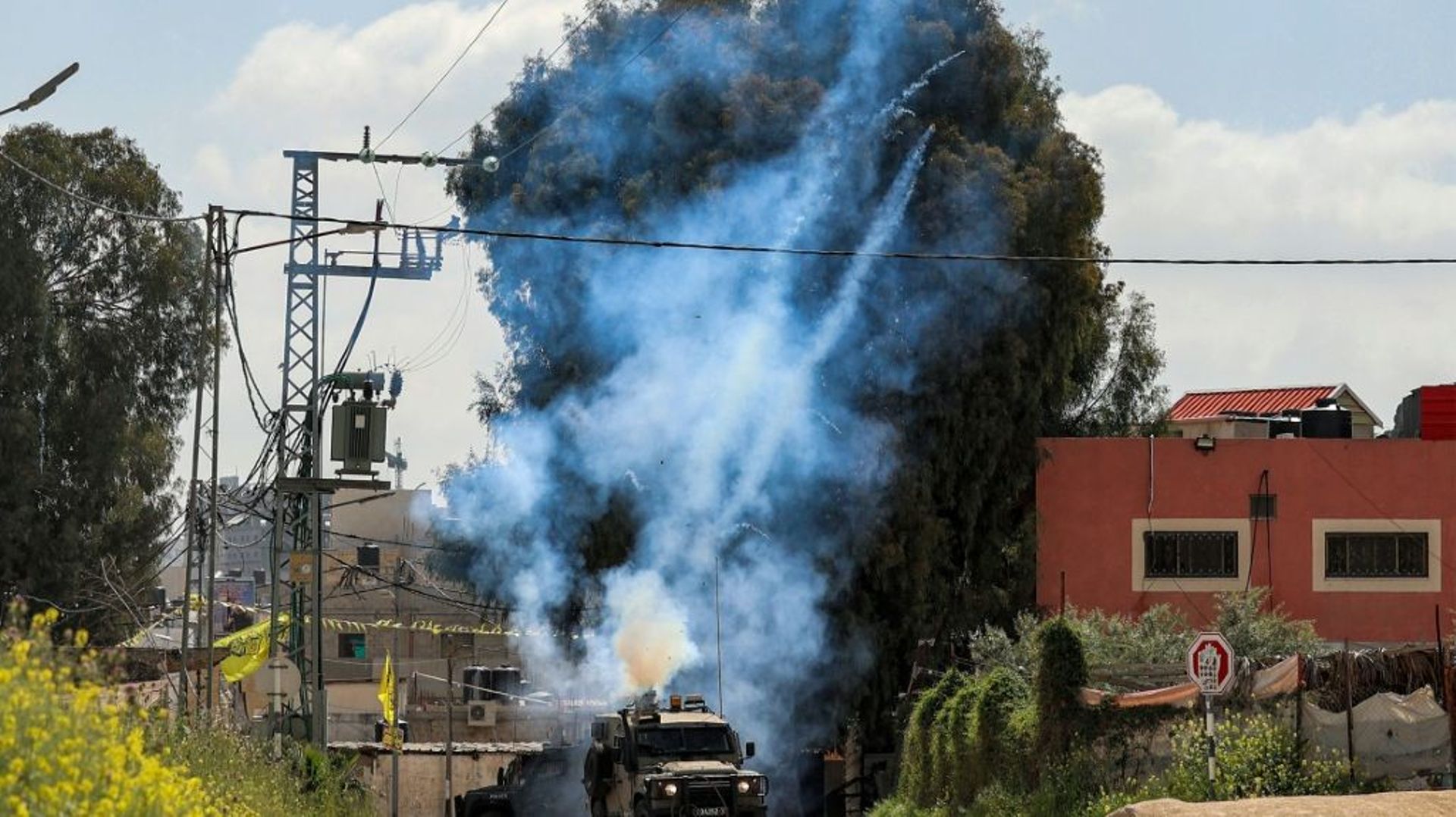 Tirs de gaz lacrymogène depuis un véhicule militaire israélien près du camp palestinien de Jénine, le 9 avril 2022 en Cisjordanie