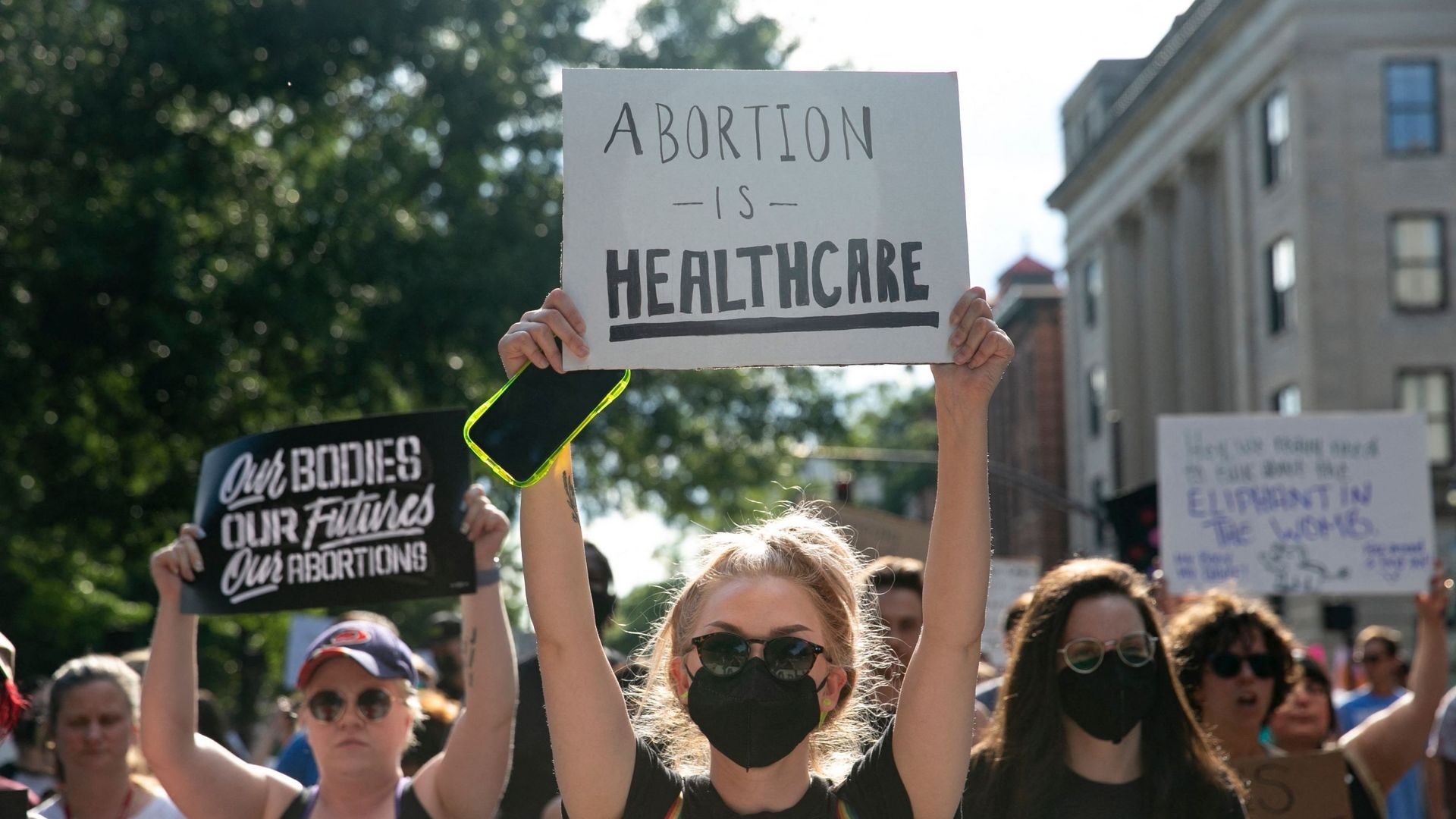 Des manifestantes se rassemblent le 24 juin 2022 devant la Cour Suprême américaine contre la révocation du droit à l’avortement.