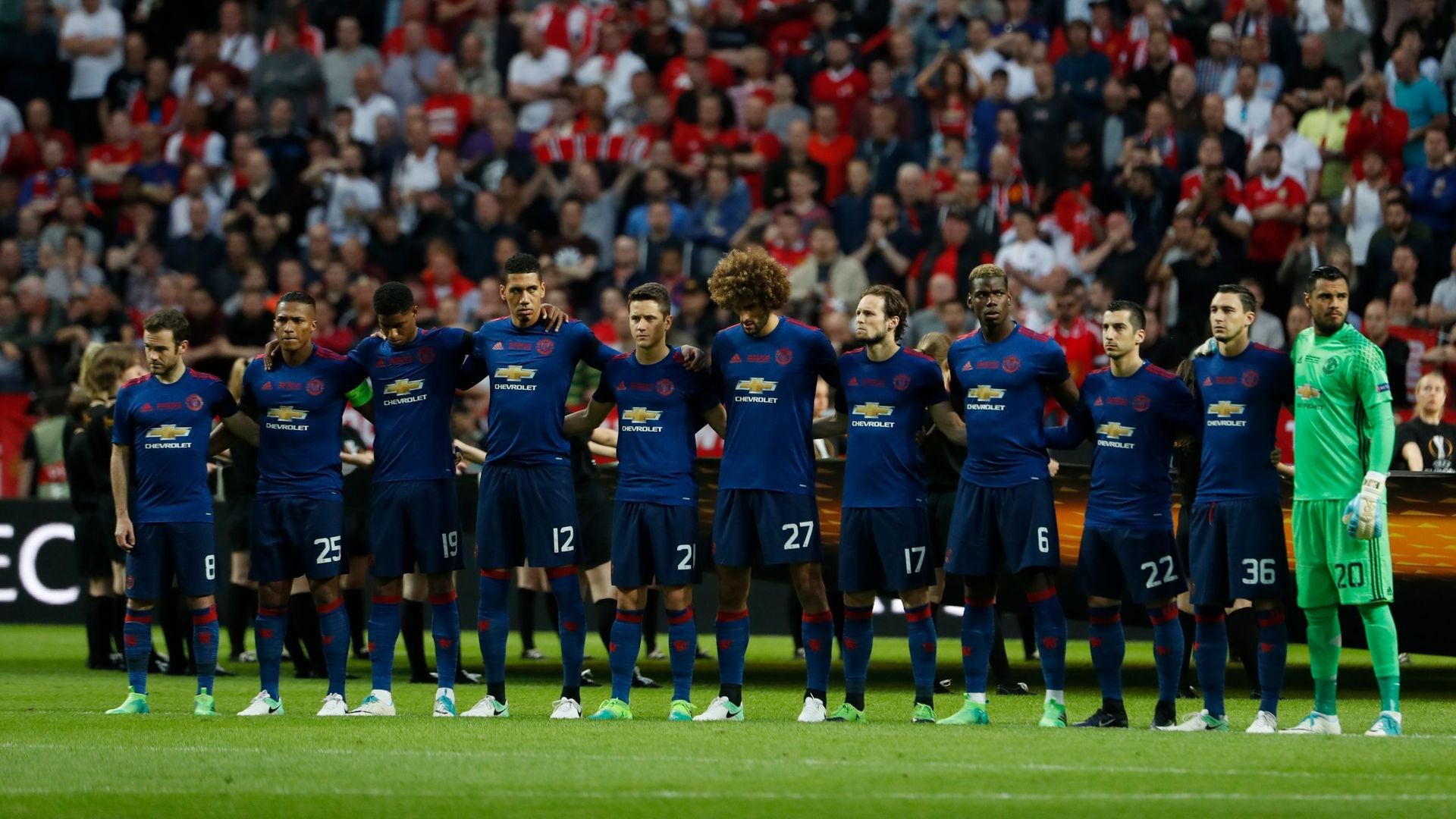 Les joueurs de Manchester United pendant la minute de silence