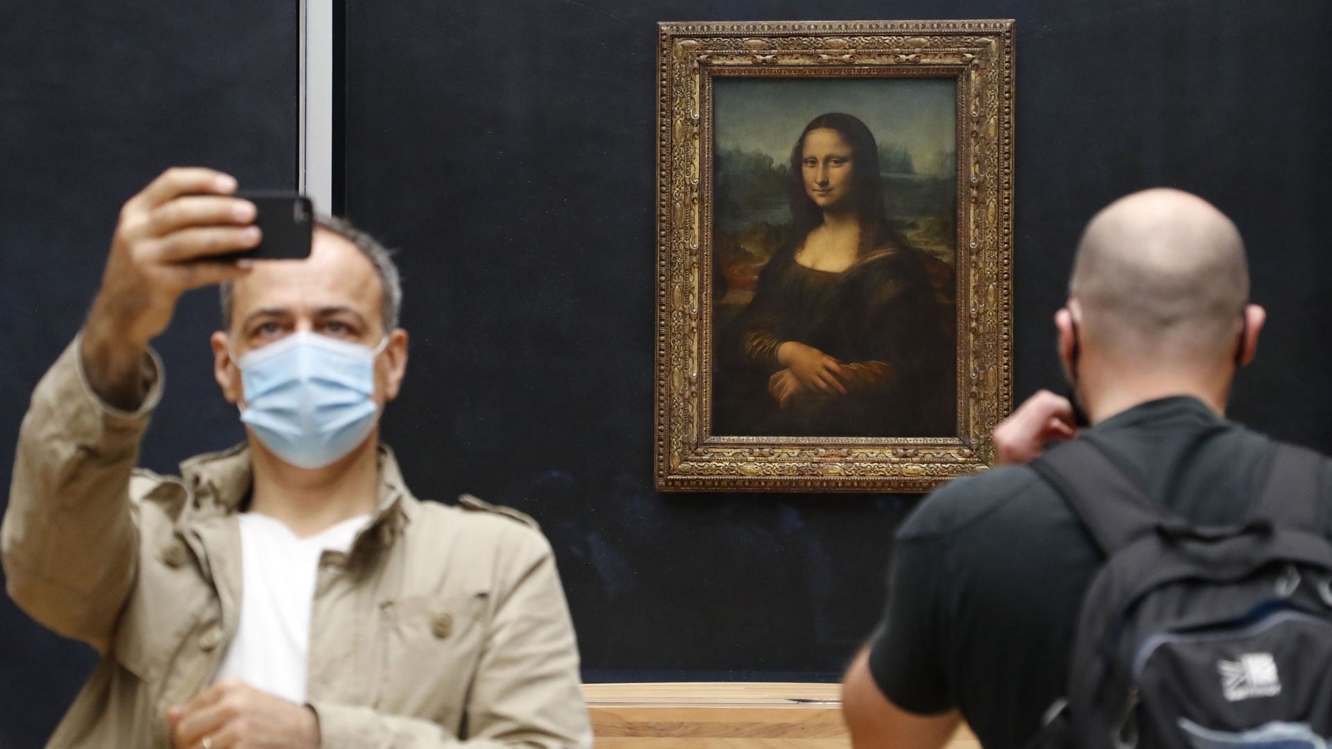 Un visiteur porte un masque lors de la visite du musée du Louvre, à Paris. Le masque est obligatoire pour visiter le musée depuis sa réouverture. 6 juillet 2020.