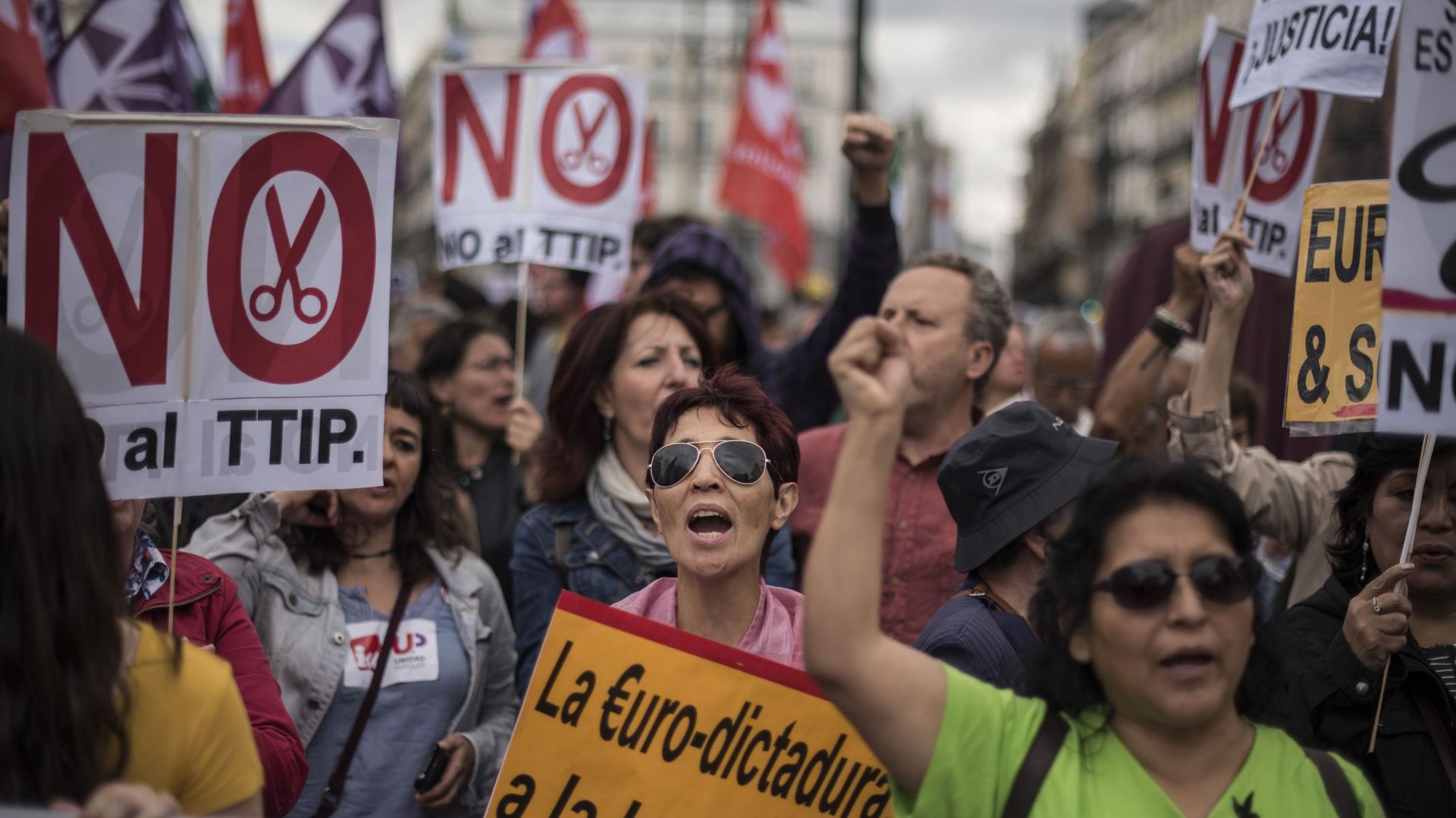 A Madrid ce samedi, différents cortèges ont conflué vers la Puerta del Sol pour se retrouver face à la banderole "Pour une rébellion démocratique des peuples d'Europe, souveraineté, dignité, solidarité".