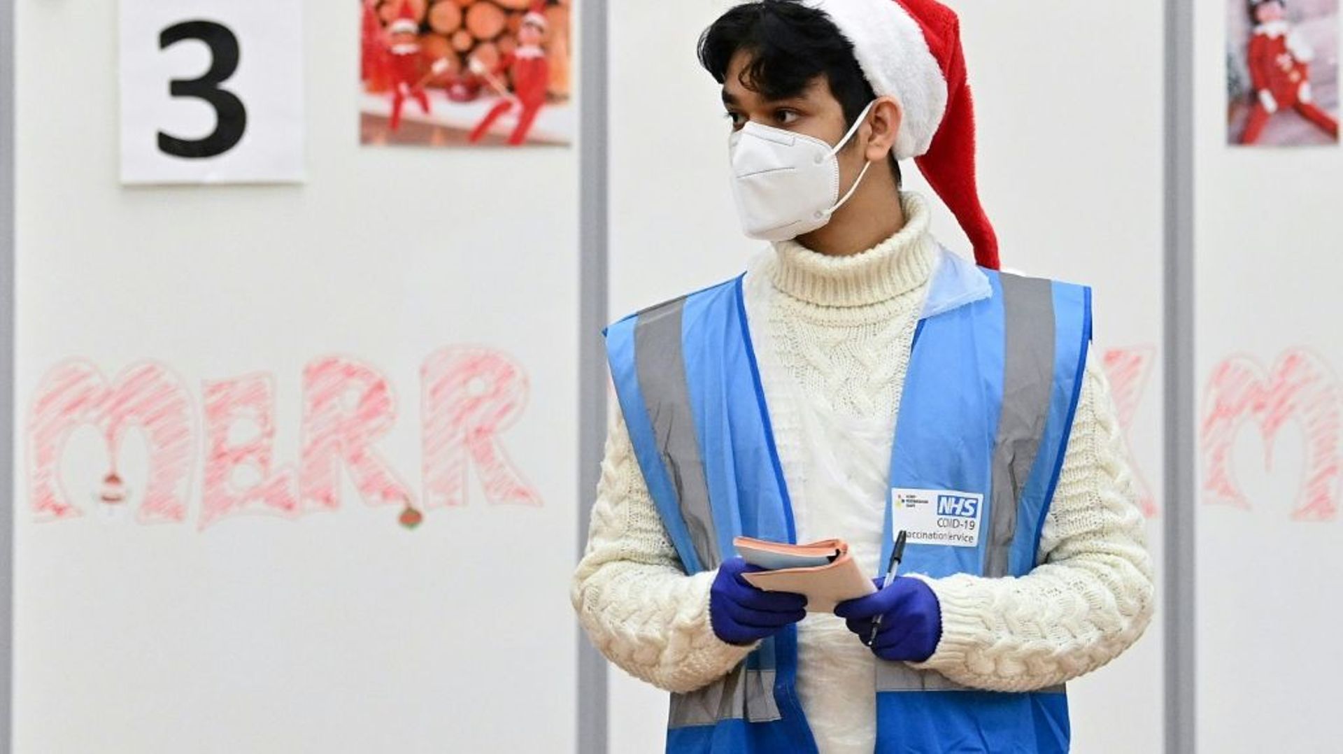 Un aide-soignant dans un centre de vaccination de la mairie de Redbridge à Londres le 25 décembre 2021.