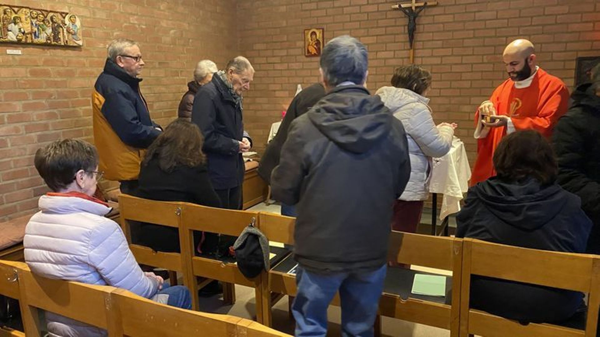 Lorsque les communautés sont réduites, il leur est conseillé de célébrer les messes dans les chapelles de semaine.