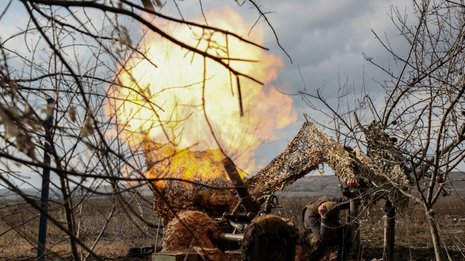 Un soldat ukrainien tire avec un mortier français sur les positions russes dans la région de Donetsk (est), le 4 mars 2023
