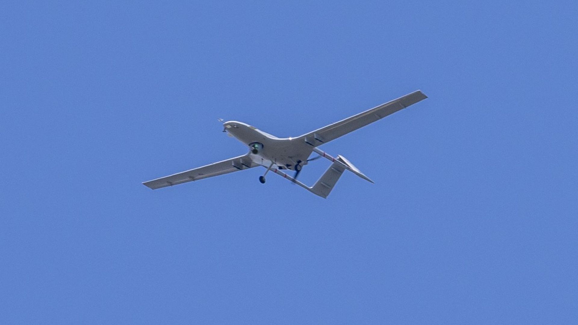 Le drone de combat Bayraktar TB2 s’exécute lors du festival TEKNOFEST Azerbaïdjan, le festival de l’aviation, de l’espace et de la technologie, au Crystal Hall de Bakou et sur le boulevard de Bakou, à Bakou, en Azerbaïdjan, le 26 mai 2022.
