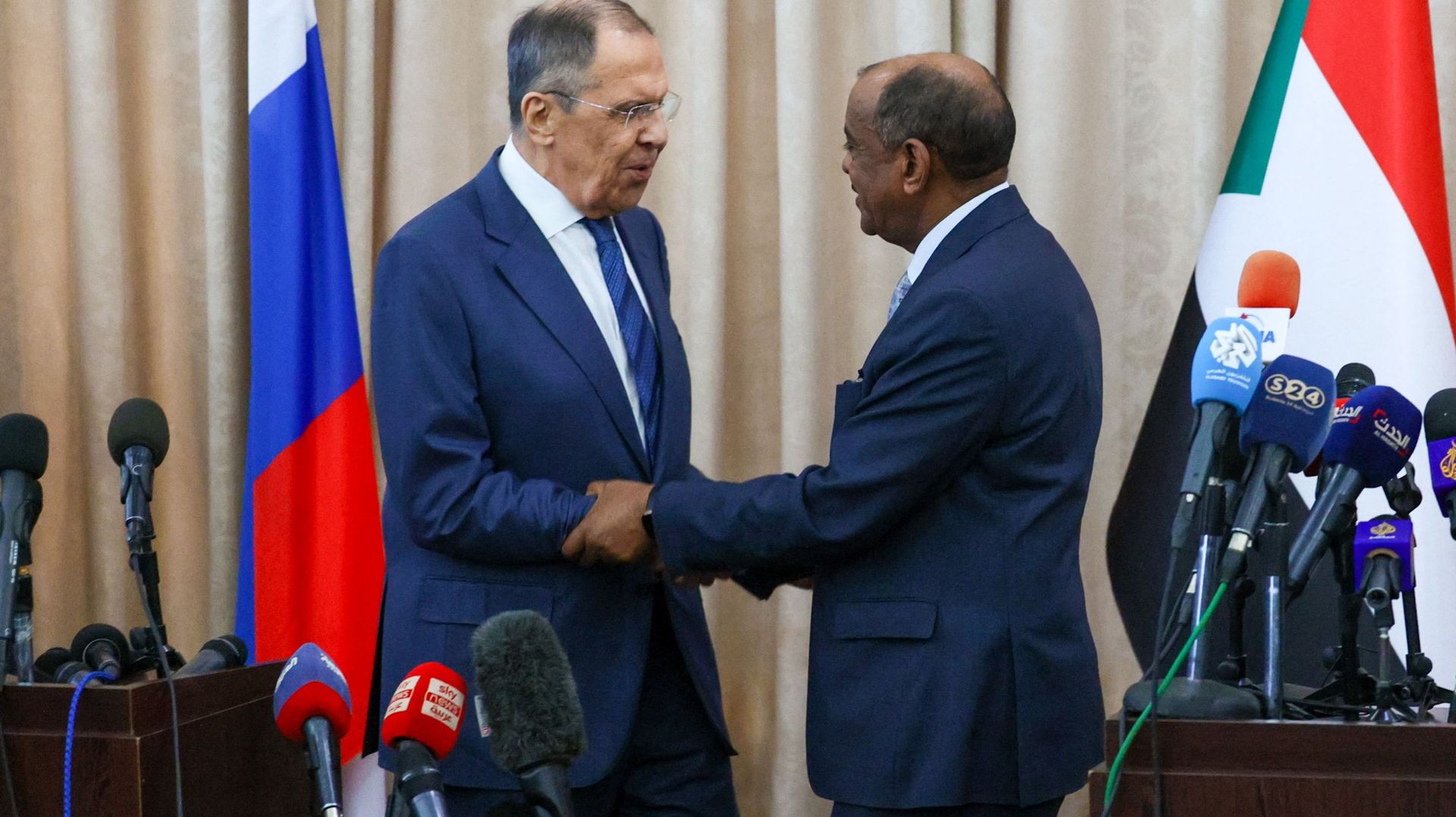 Sergei Lavrov et le ministre faisant fonction des Affaires étrangères Ali al-Sadiq, à Khartoum le 9 février.