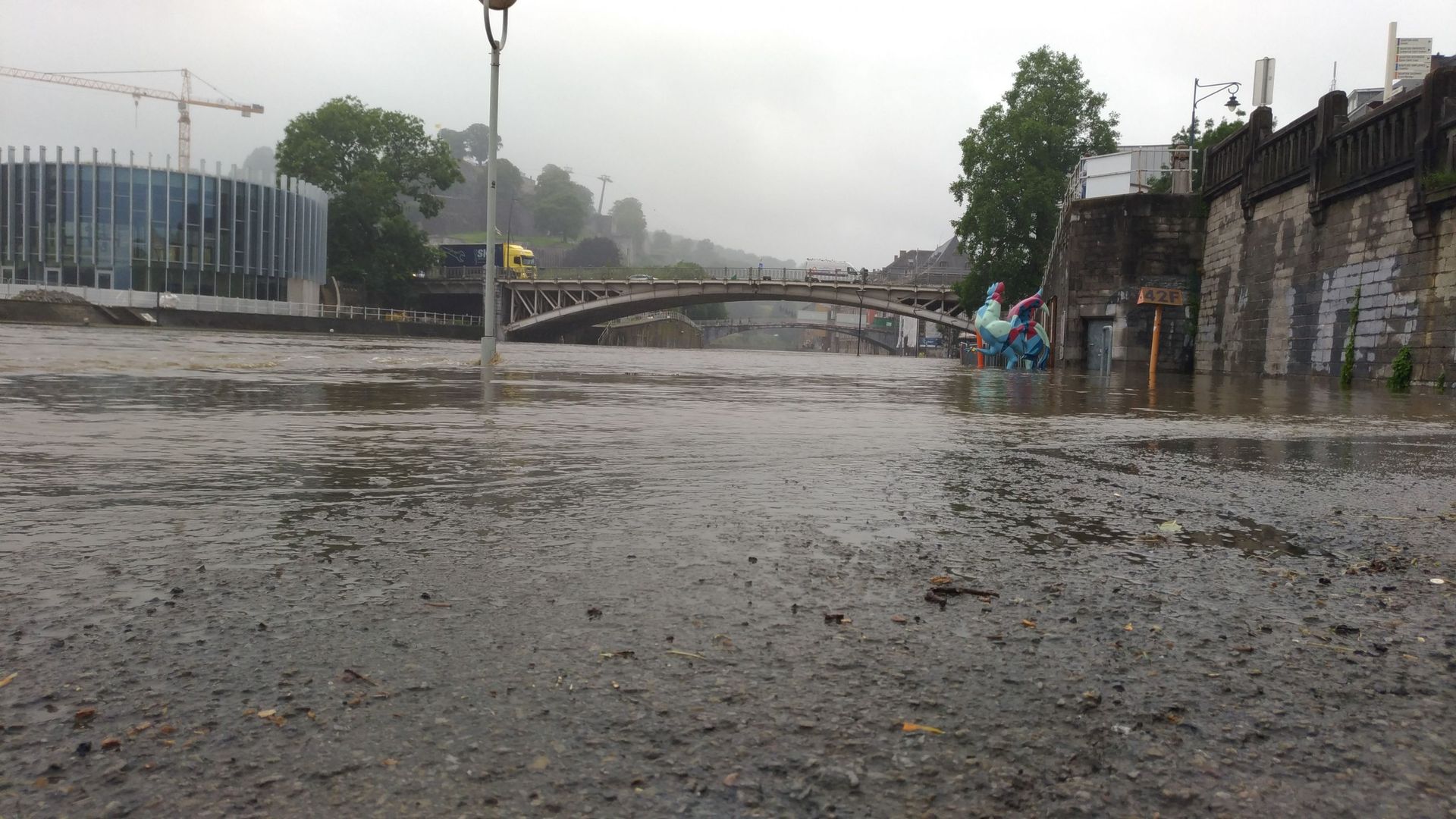 Inondations à Namur : les riverains en bord de Meuse et Sambre invités à quitter leur logement, le niveau devrait monter d'1 à 1.5m