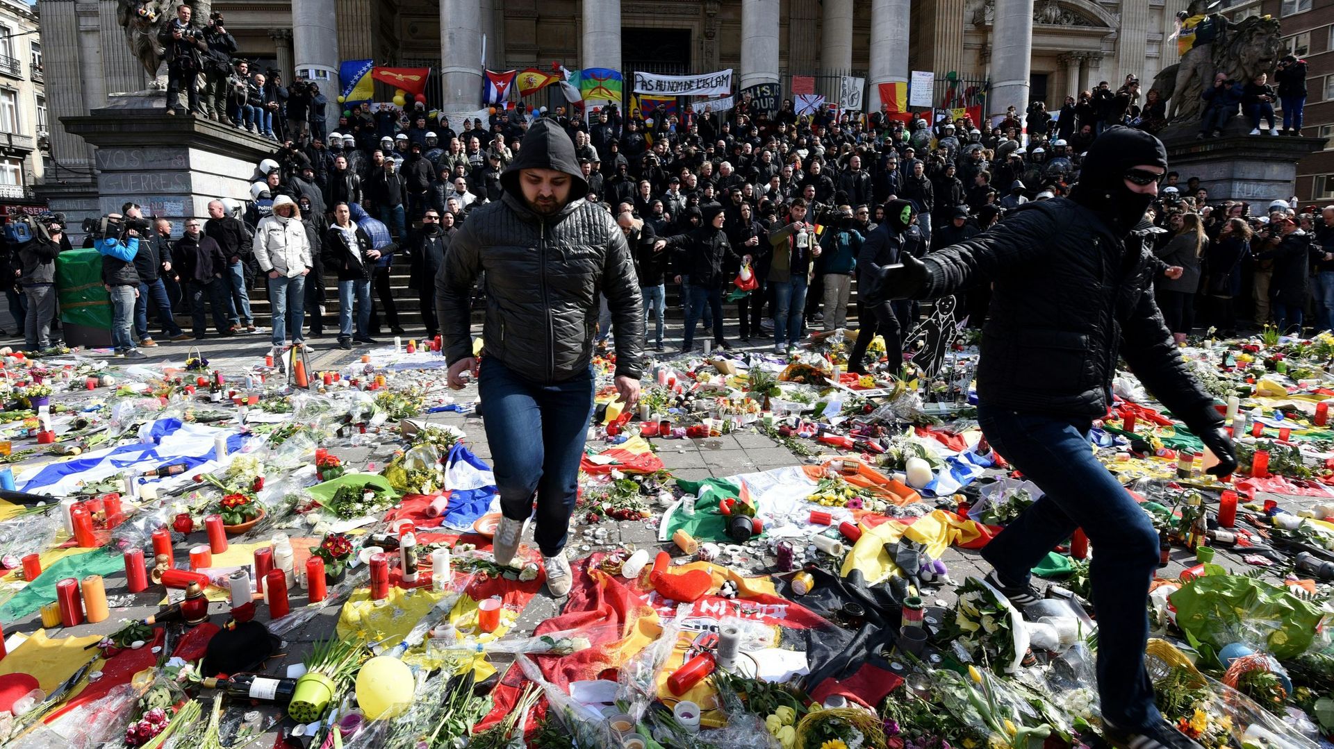 Hommage aux victimes des attentats: des fauteurs de troubles rapidement maîtrisés