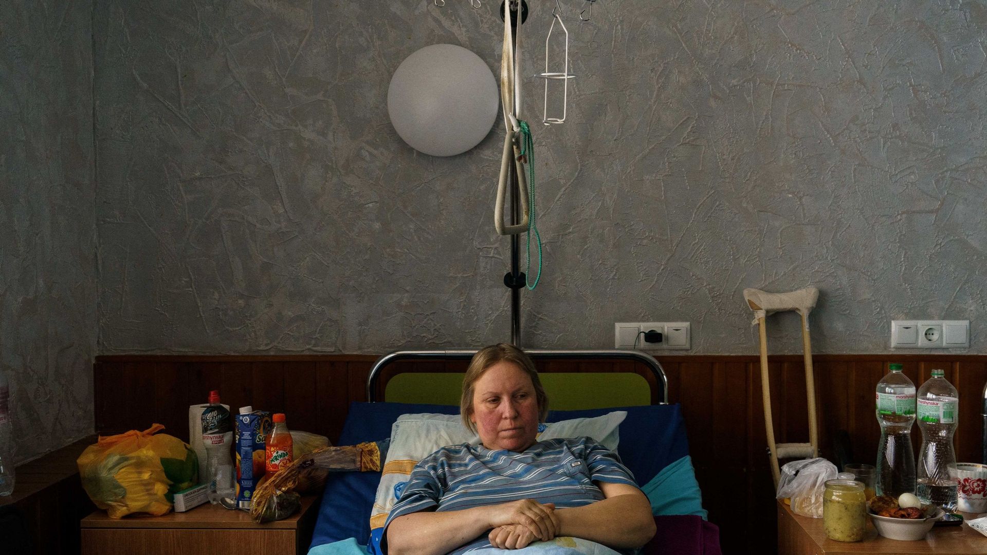 Natalia Borodavka, une femme blessée, est allongée sur son lit dans un hôpital de Zaporizhzhya, le 29 mars 2022, en pleine invasion de l’Ukraine par la Russie.