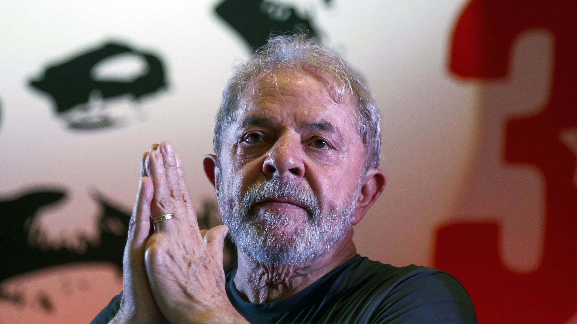 Même si la plupart des analystes le jugent politiquement mort avant même que tous les recours ne soient épuisés, Lula s'est montré très confiant de pouvoir concourir, et même de remporter le scrutin "dès le premier tour".