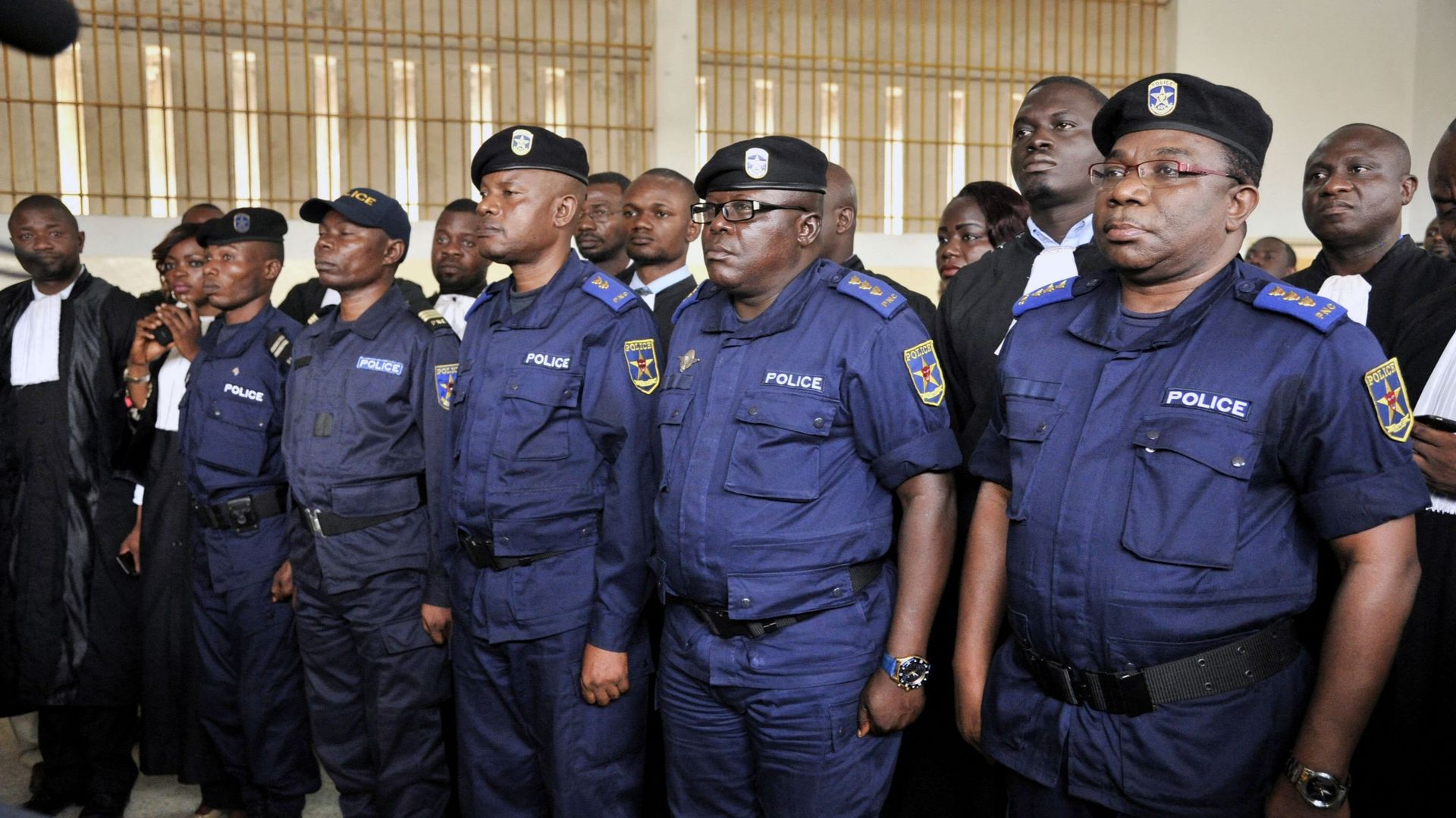 Les policiers accusés écoutent pendant le verdict dans l’affaire du meurtre du militant des droits de l’homme Floribert Chebeya et de son chauffeur le 17 septembre 2015 à la prison de Makala à Kinshasa.