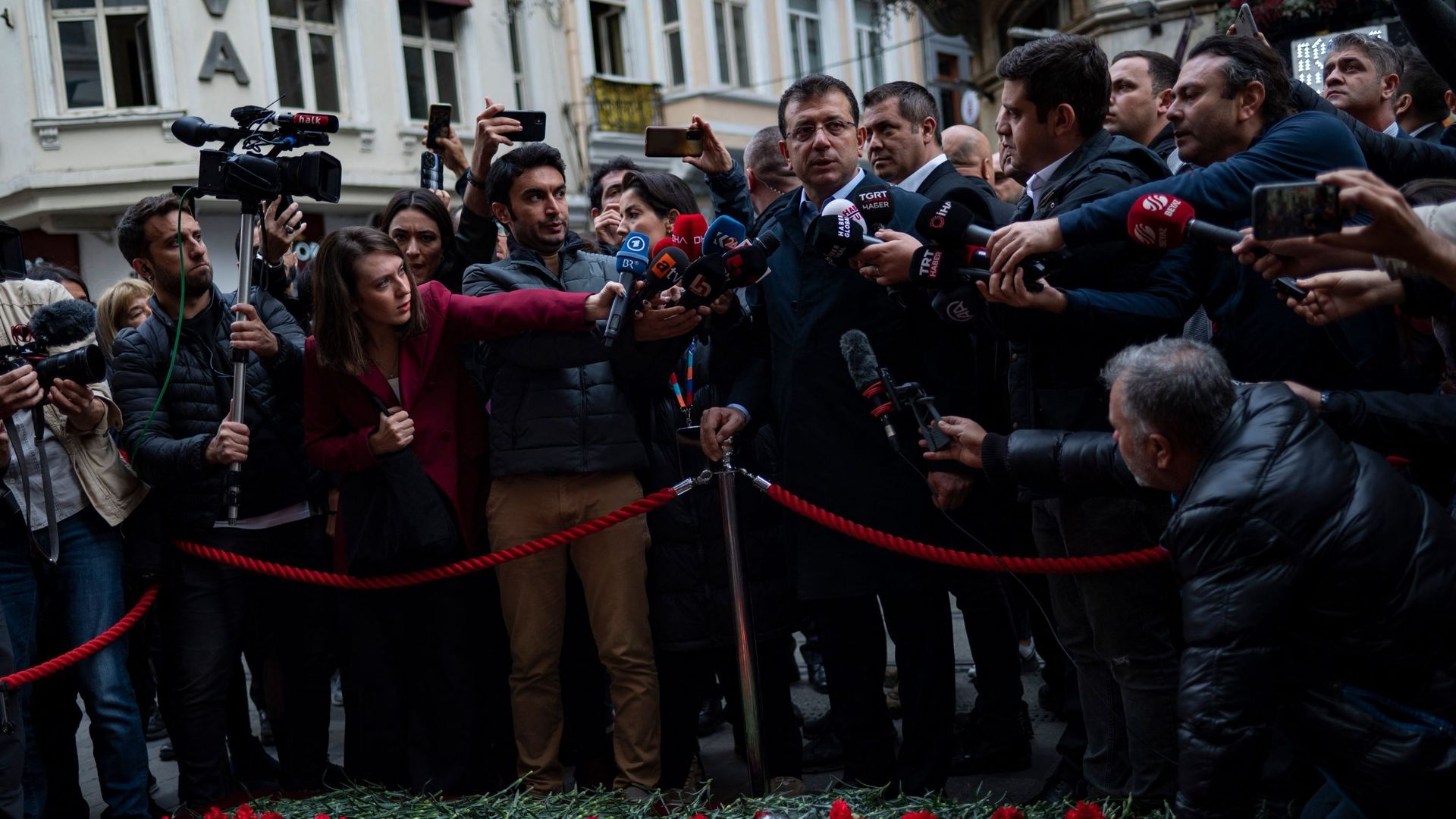 Le maire d'Istanbul, Ekrem Imamoglu, s'adresse aux journalistes sur les lieux de l'explosion du 13 novembre dans la rue commerçante très fréquentée d'Istiklal à Istanbul, le 14 novembre 2022. 
