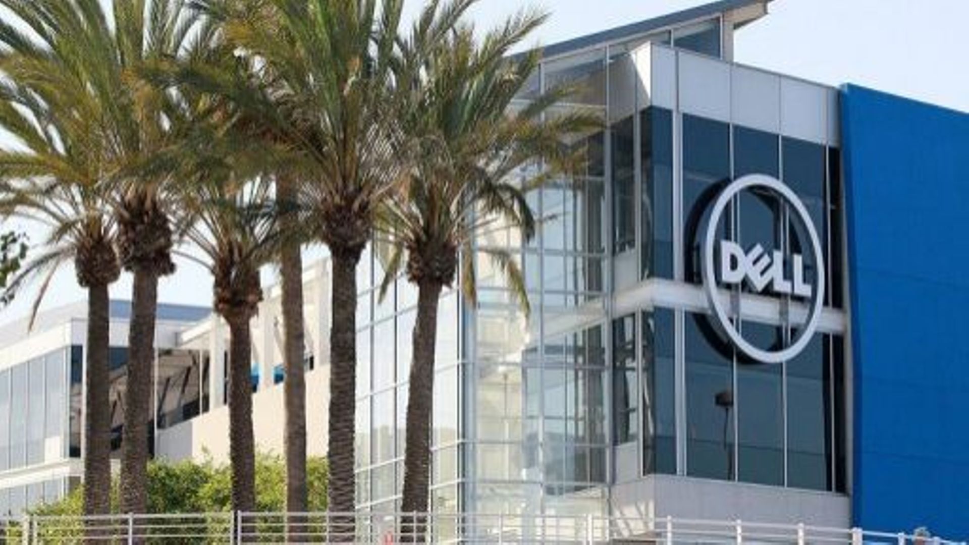 Le logo Dell sur un des bâtiments de l'entreprise à Santa Clara en Californie