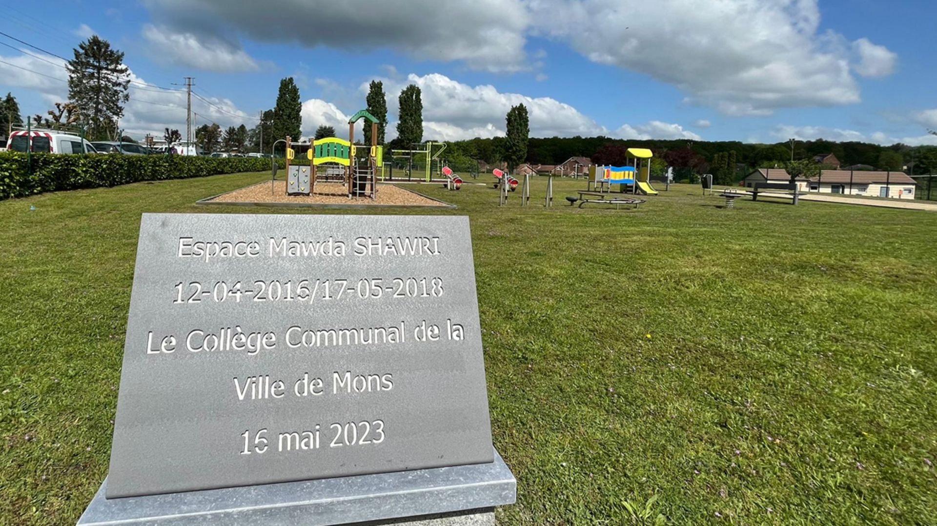La stèle à la mémoire de Mawda devant l'espace de jeux inauguré ce mardi 16 mai 2023.