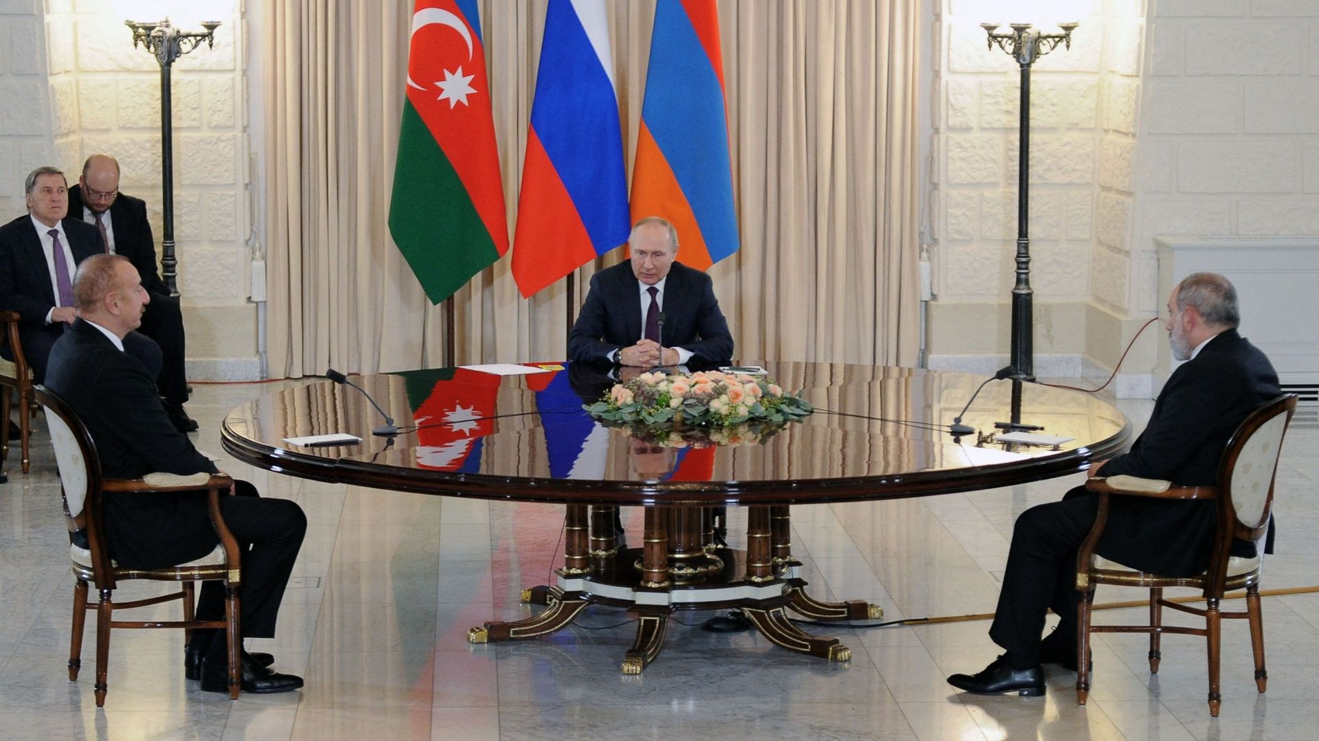 Le président russe Vladimir Poutine, le Premier ministre arménien Nikol Pashinyan et le président azerbaïdjanais Ilham Aliyev s’entretiennent dans la station balnéaire de Sotchi, sur la mer Noire, le 31 octobre 2022.