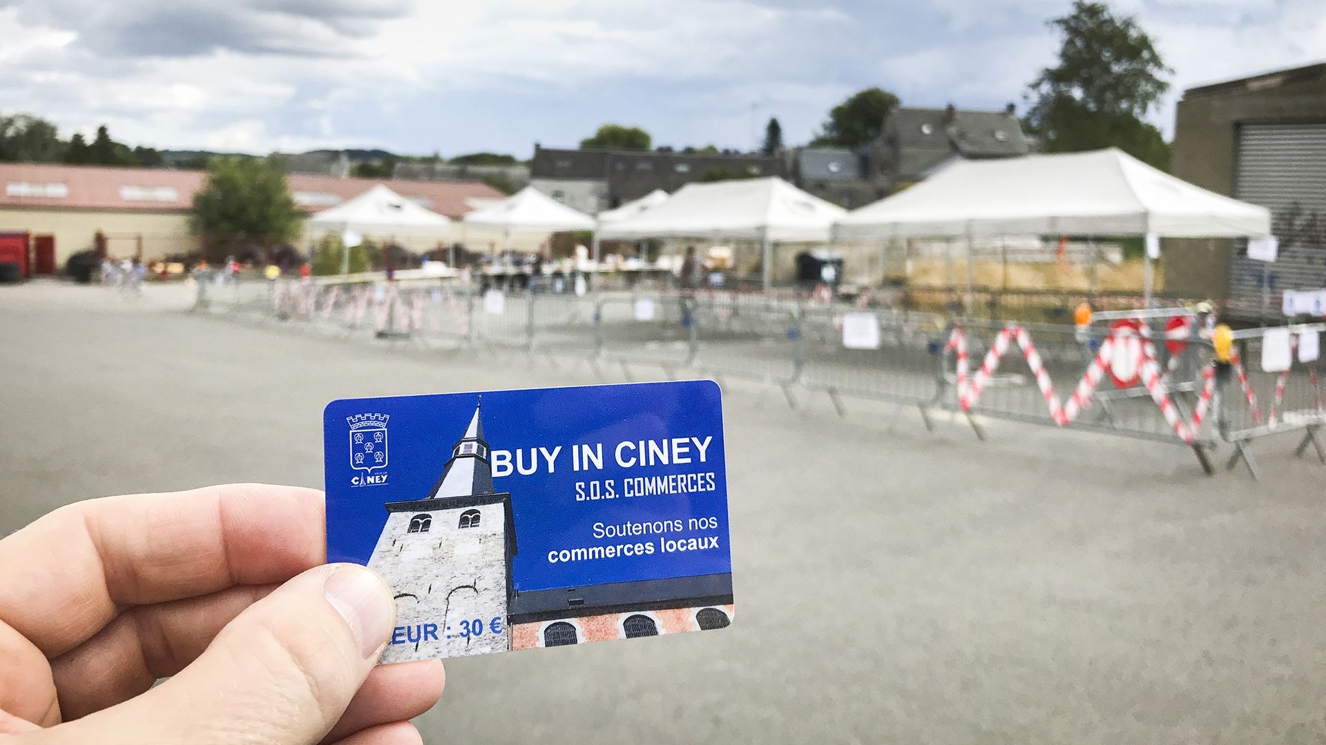 Une carte de 30€ est offerte par la Ville aux habitants de Ciney pour soutenir le commerce local. Les Cinaciens peuvent venir retirer ce bon dans un endroit spécialement aménagé respectant les mesures Covid.