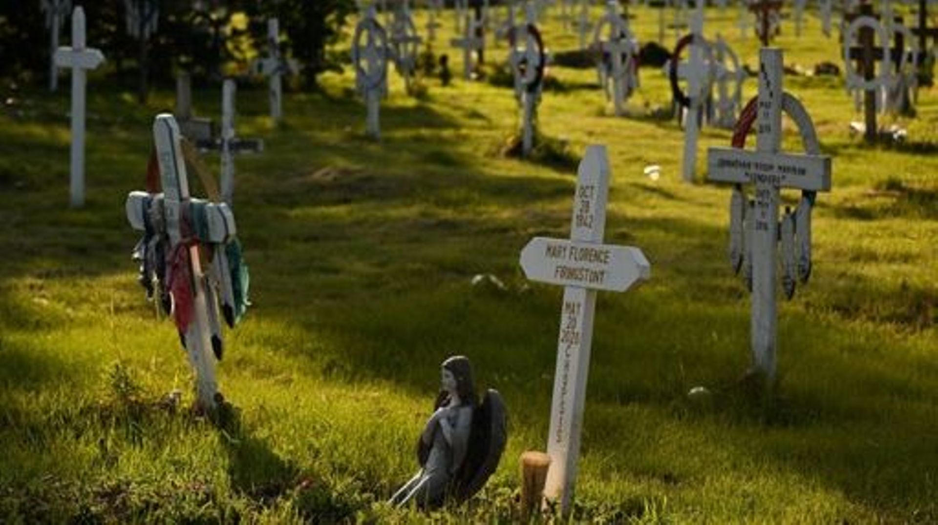 Cette photo prise le 23 juillet 2022 montre des croix marquant des tombes au cimetière d’Ermineskin, près du site du pensionnat d’Ermineskin à Maskwacis, en Alberta, le 23 juillet 2022, avant la visite du pape François au Canada.