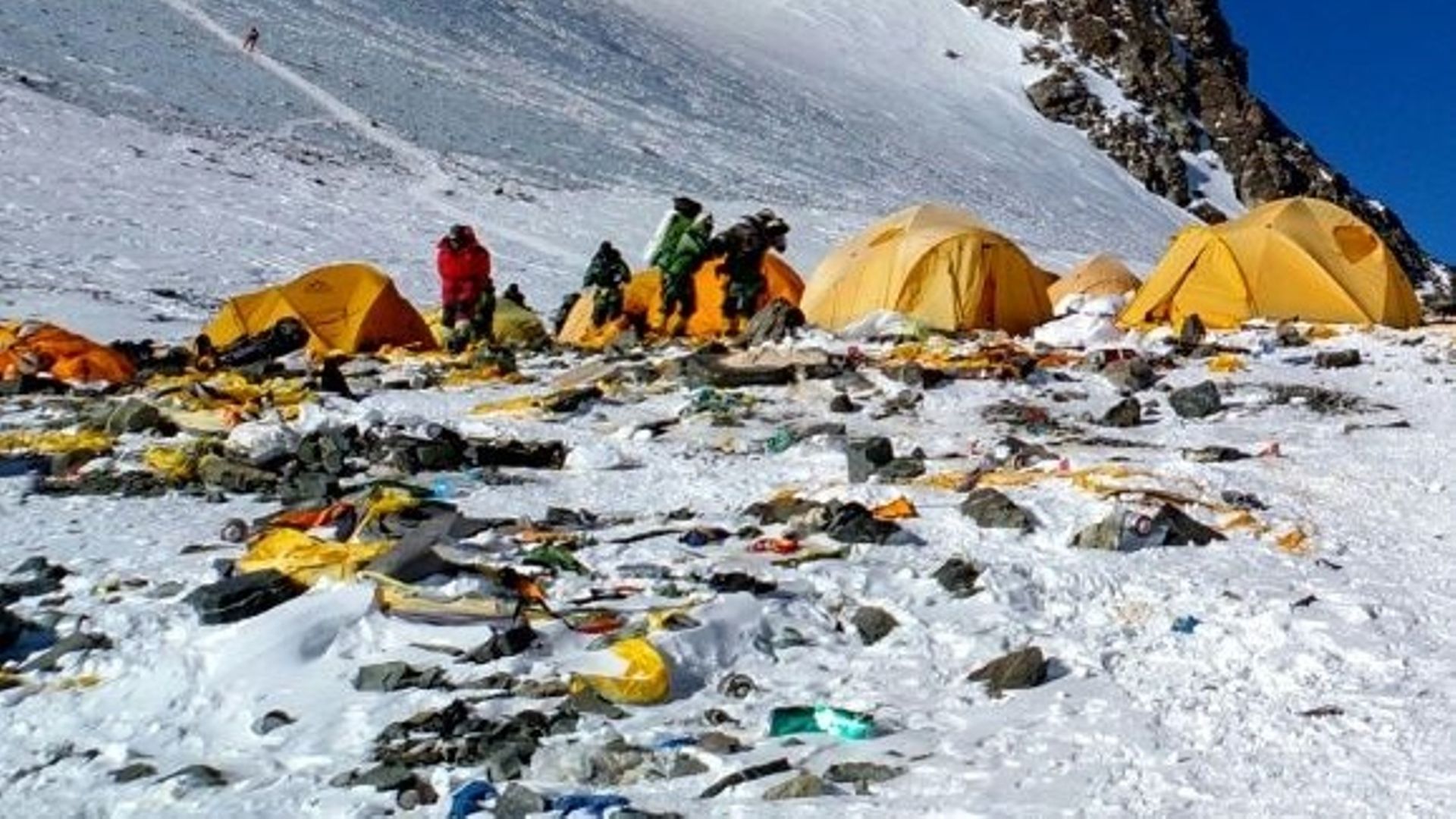 Plus de 1,6 tonne de déchets plastiques retrouvés dans l'Himalaya lors d'une expédition - RTBF Actus