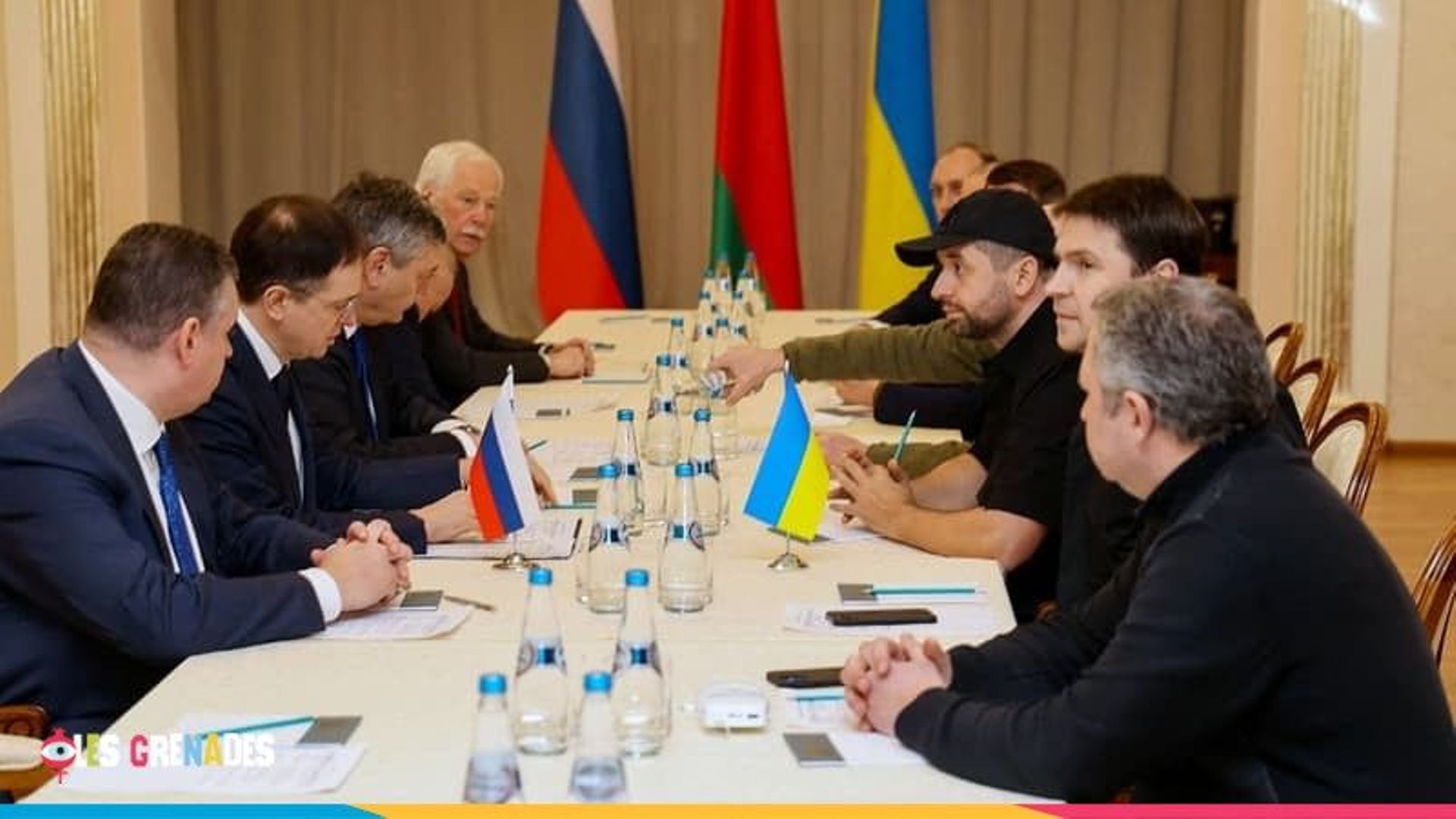 Les délégations ukrainienne et russe en Biélorussie le 28 février 2022.