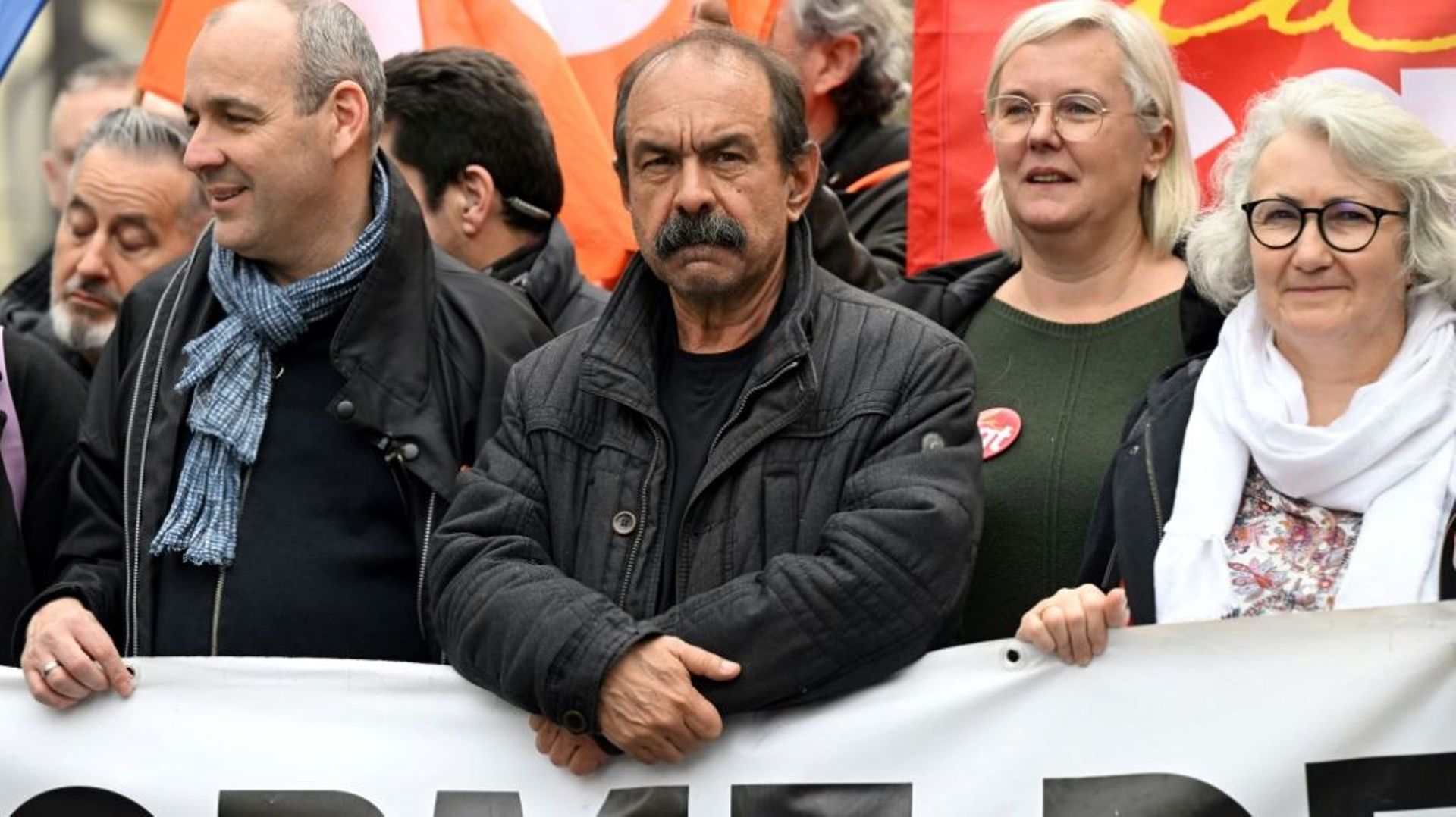 Le secrétaire général de la CFDT Laurent Berger (G) et celui de la CGT Philippe Martinez (C) lors d’une manifestation contre la réforme des retraites, le 23 mars 2023 à Paris