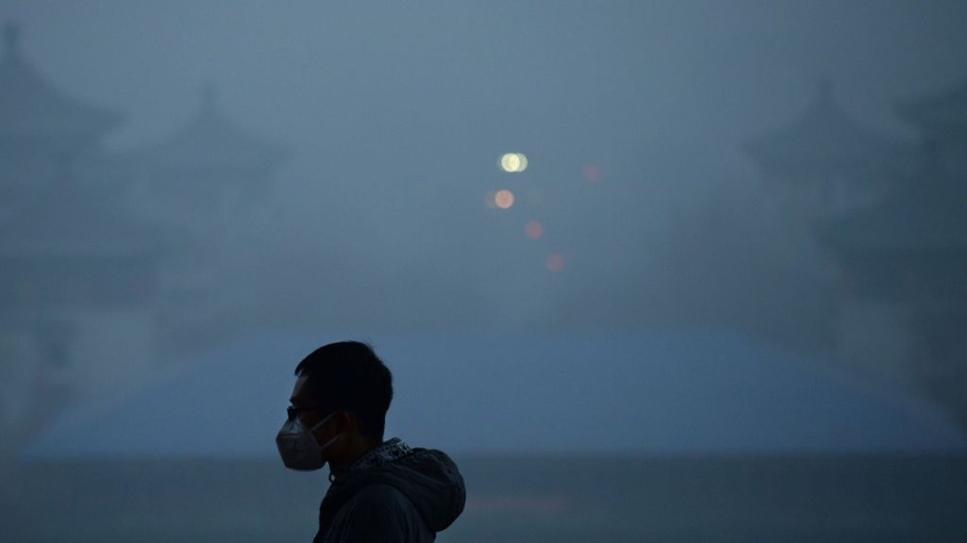 Un homme porte un masque contre la pollution le 20 décembre 2016 à Pékin