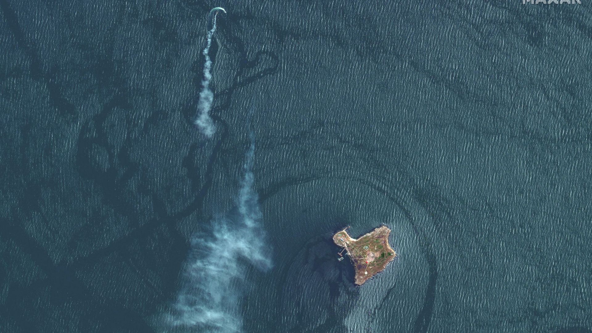 Cette image satellite publiée par Maxar Technologies le 12 mai 2022 montre une possible attaque de missiles sur une péniche de débarquement près de l'île des Serpents appartenant à l'Ukraine, dans la mer Noire, près du delta du Danube, le 12 mai 2022.