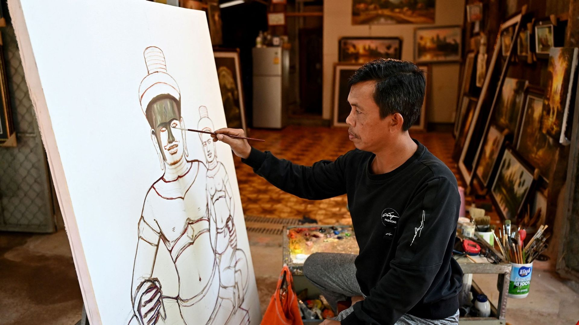 Chan Vichet peint des toiles inspirées des statues d’Angkor pour les vendre aux touristes
