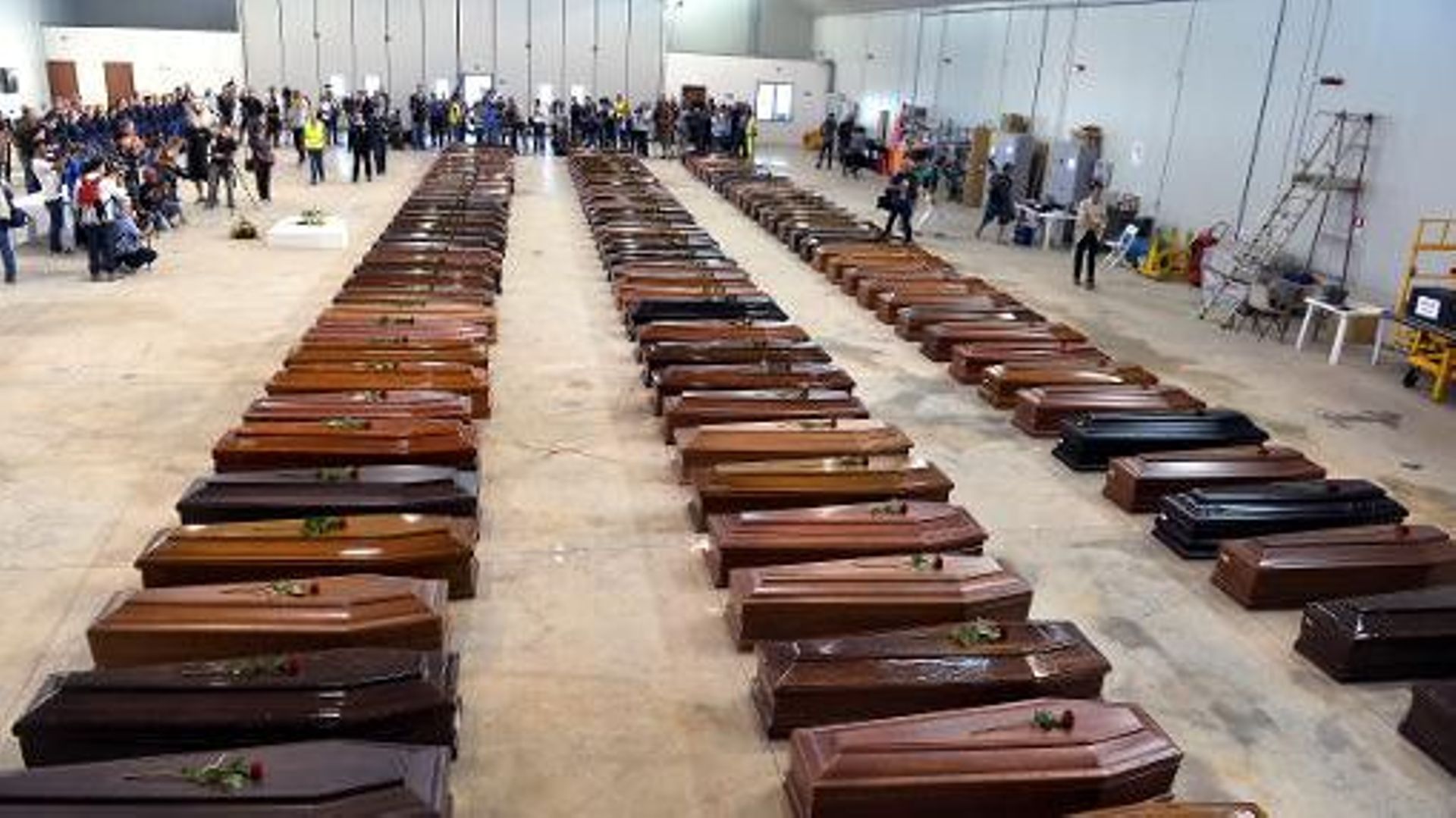 Cercueils de migrants morts lors d'un naufrage à Lampedusa le 5 octobre 2013