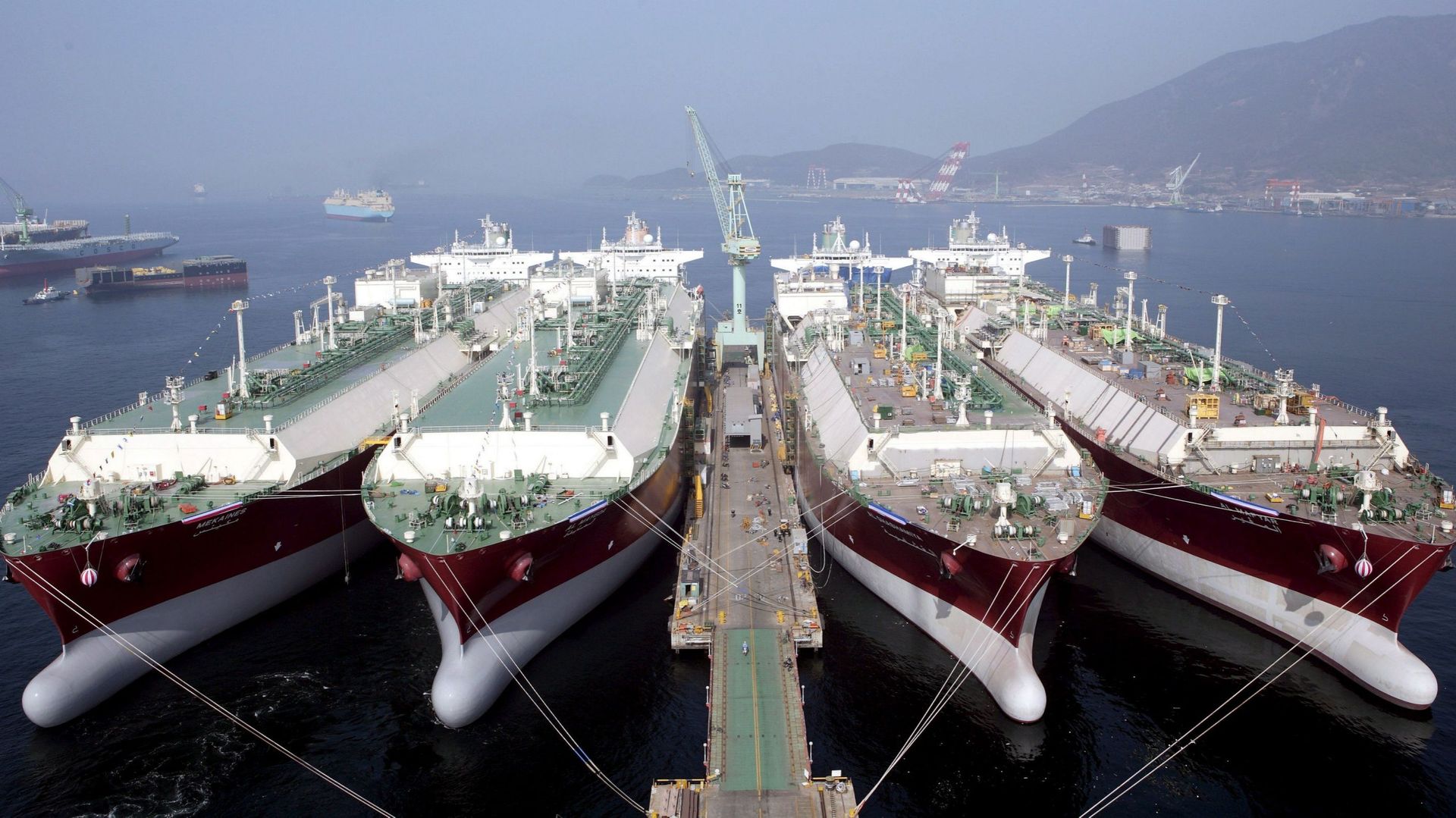 Nouveaux transporteurs de gaz naturel liquide (GNL) à quai sur l’île de Goje, construits par Samsung Heavy Industries. Les navires avaient été baptisés par le président de Qatar Gas Al-Suwaidi et son épouse le 9 février 2009.