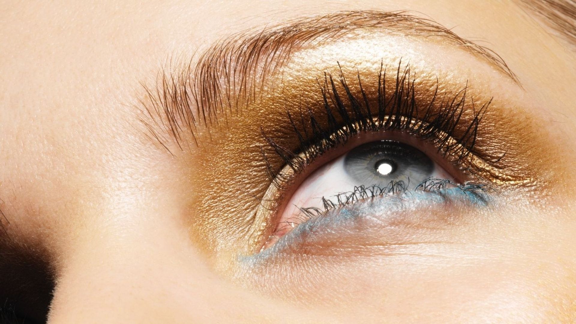 Maquillage : trucs et astuces pour les yeux bleus 